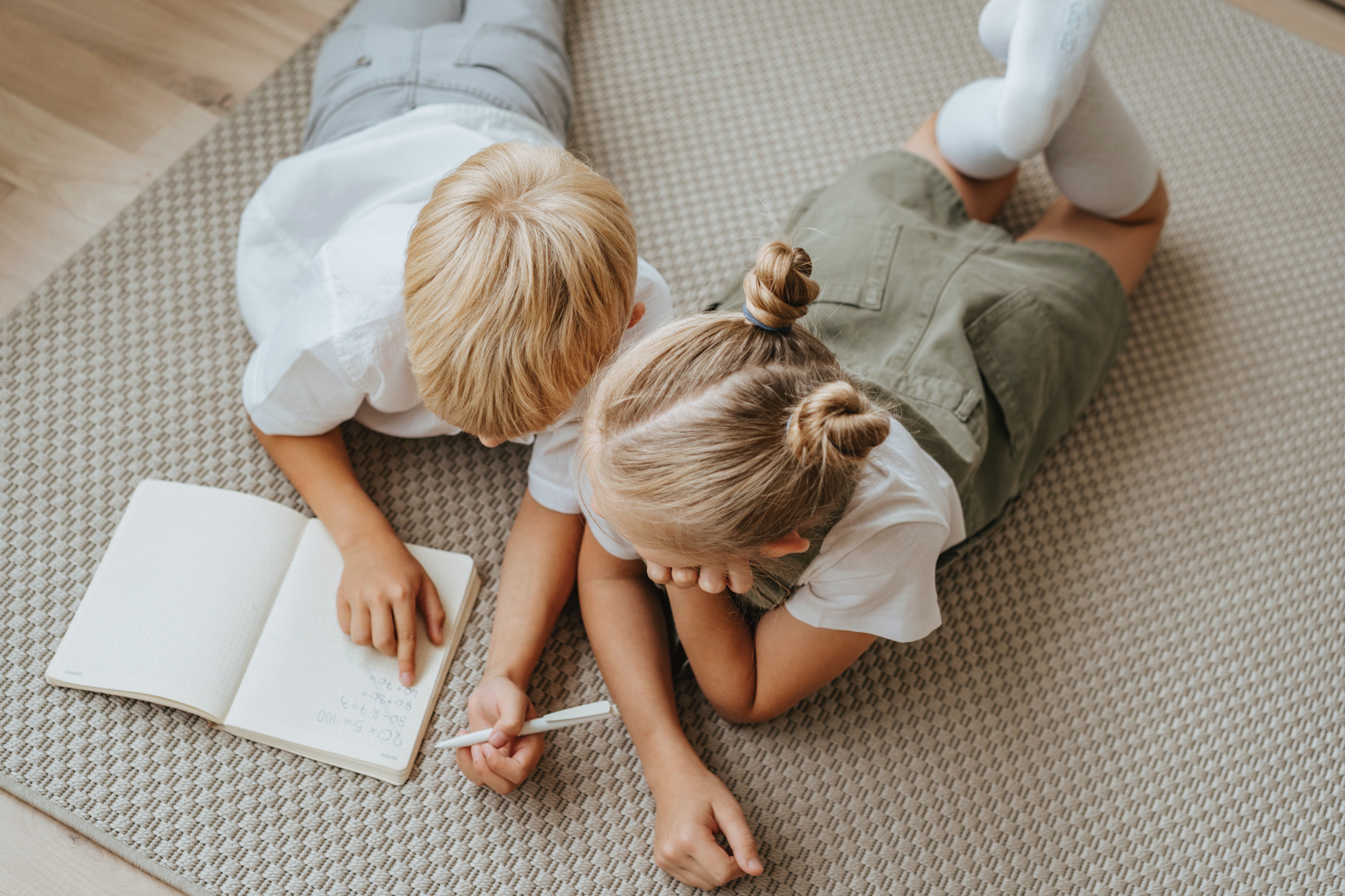 Deux petits enfants écrivent une lettre. | Photo : Pexels