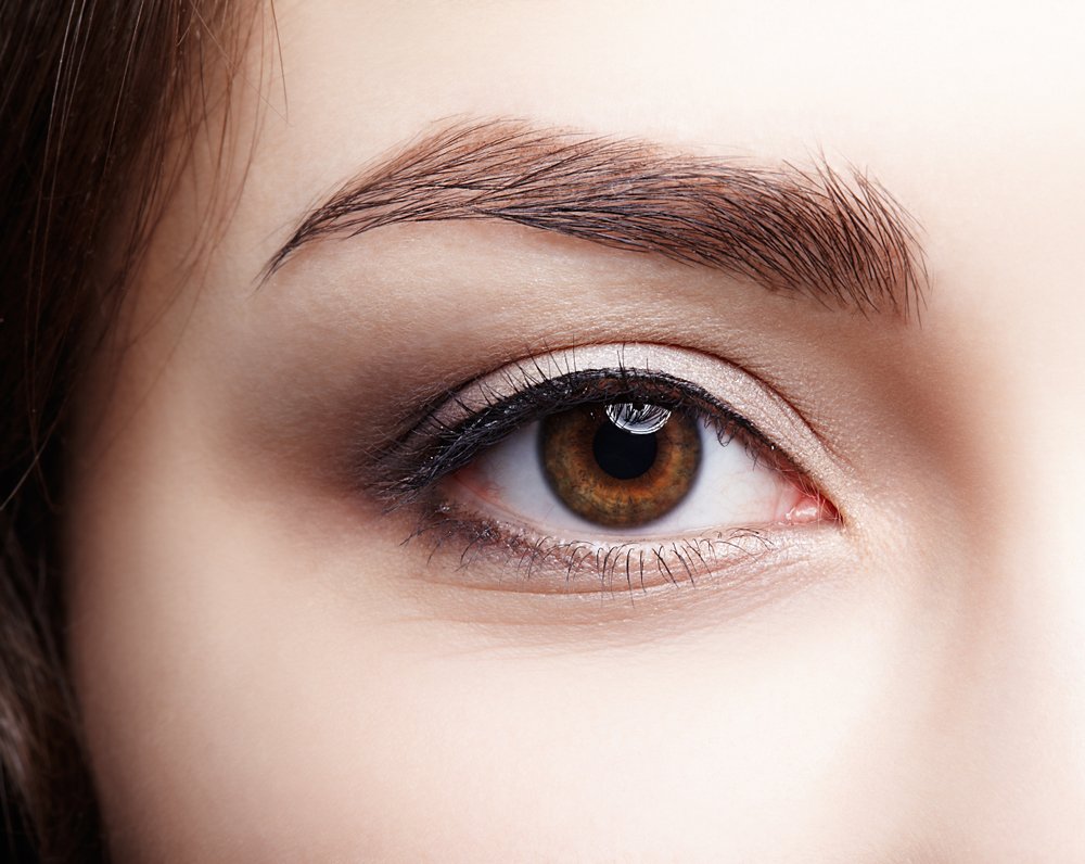 Ojo femenino con maquillaje natural. | Foto: Shutterstock