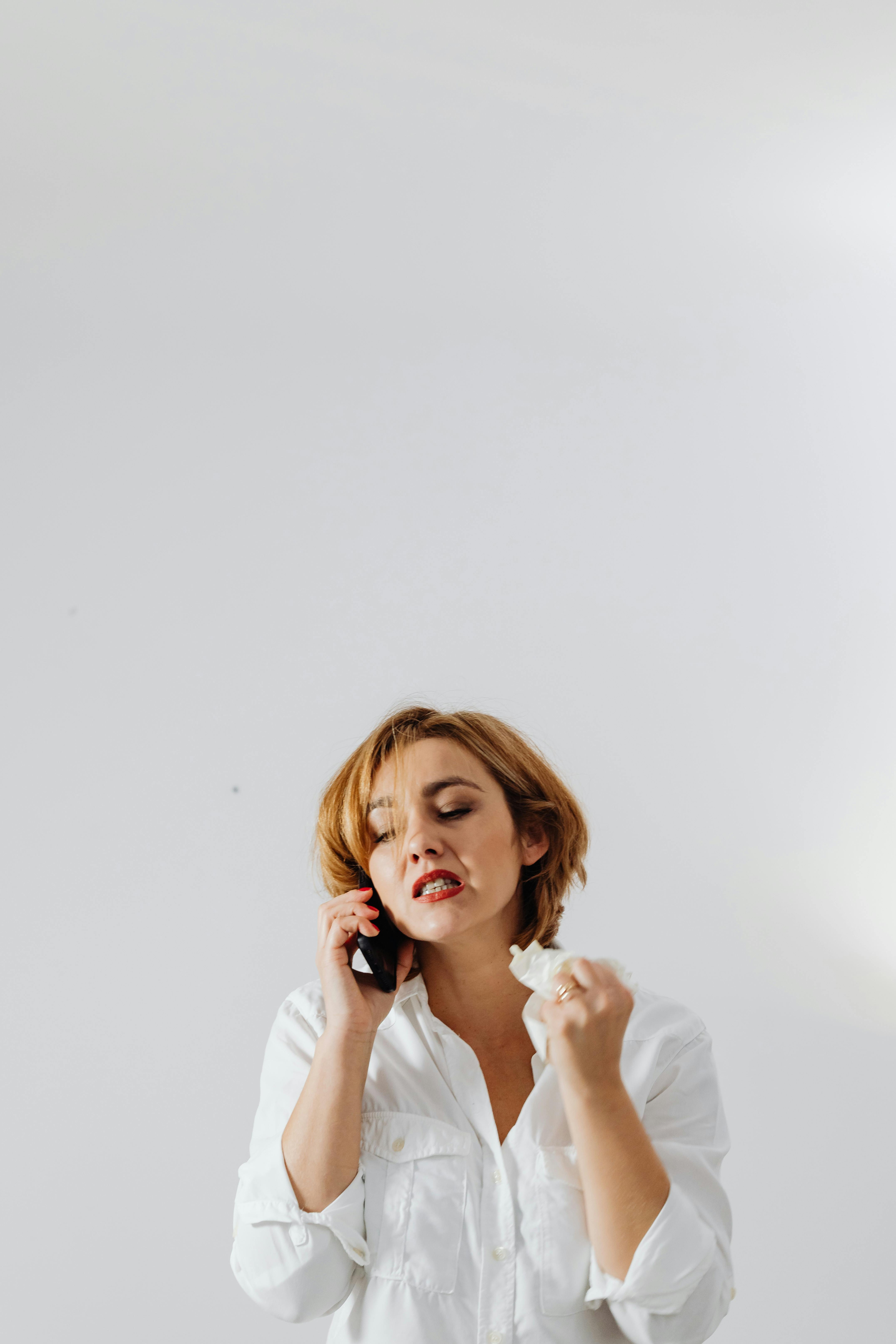 Angry crying woman talks on the phone | Source: Pexels