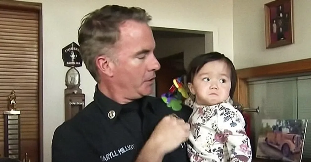 Un pompier avec le bébé qui lui a été remis lors d'un abandon sécurisé | Photo : youtube.com/CBS Los Angeles