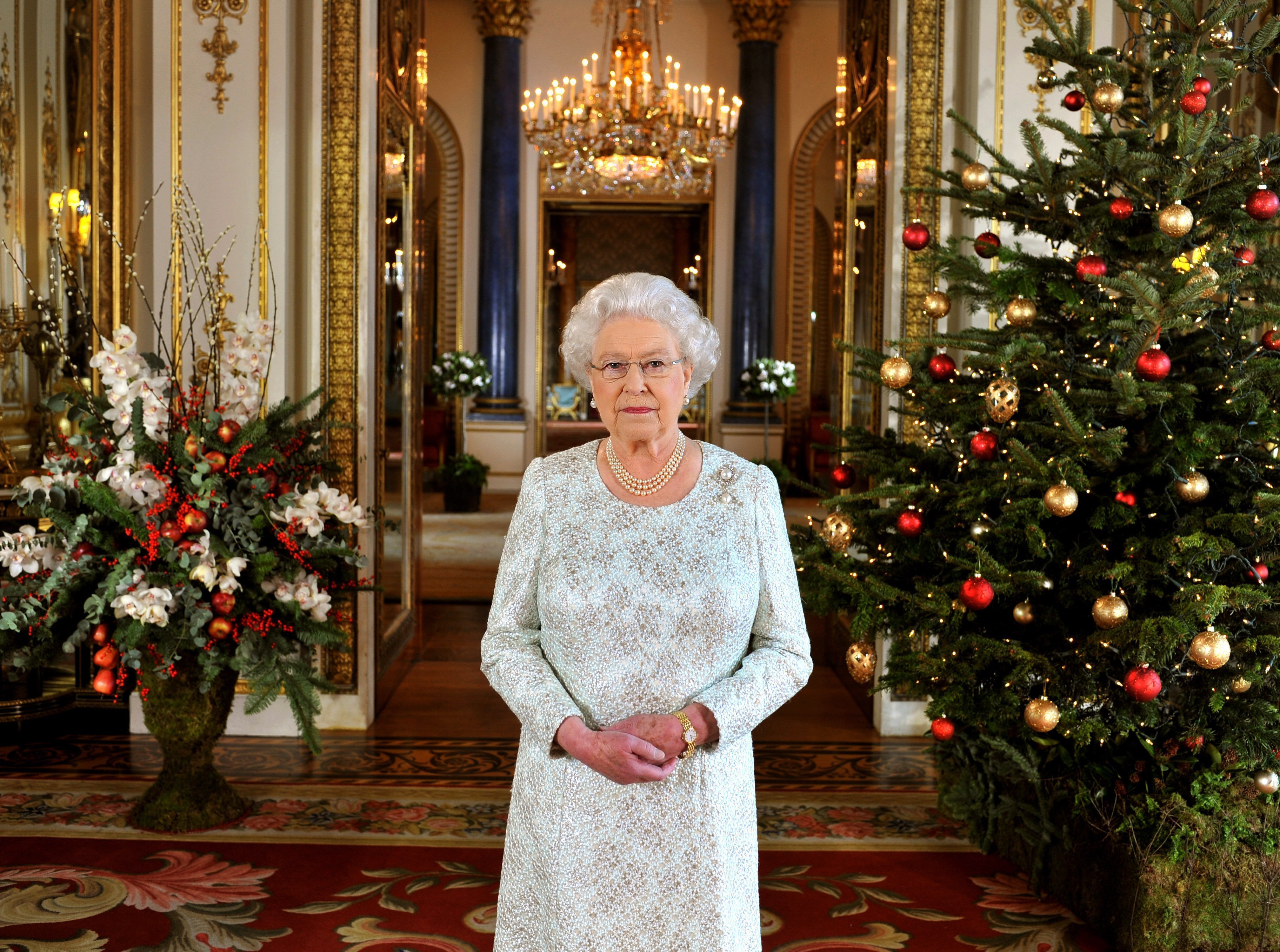 La reine Elizabeth II enregistre son message de Noël au Commonwealth, en 3D pour la première fois, dans le salon blanc du palais de Buckingham le 7 décembre 2012, à Londres, en Angleterre. | Source: Getty Images.