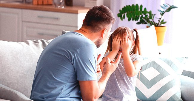 A father having a conversation with his daughter | Photo: Shutterstock