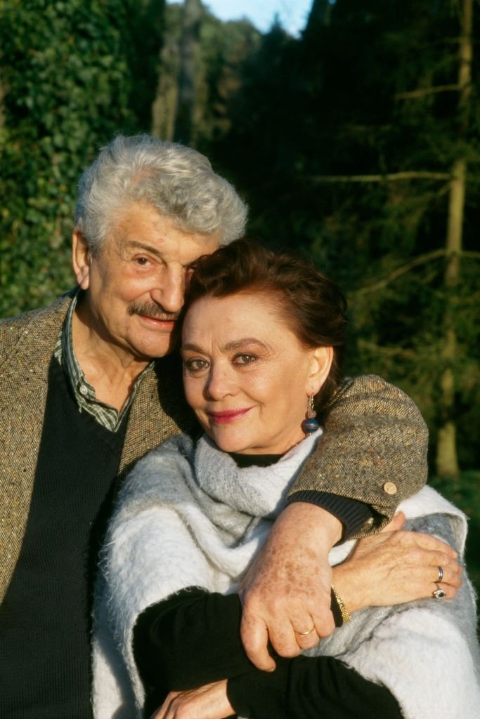 Le réalisateur, scénariste, acteur et producteur français Yves Robert et sa femme, l'actrice et productrice Danièle Delorme chez eux dans leur jardin. | Photo : Getty Images Le réalisateur, scénariste, acteur et producteur français Yves Robert et sa femme, l'actrice et productrice Danièle Delorme chez eux dans leur jardin. | Photo : Getty Images
