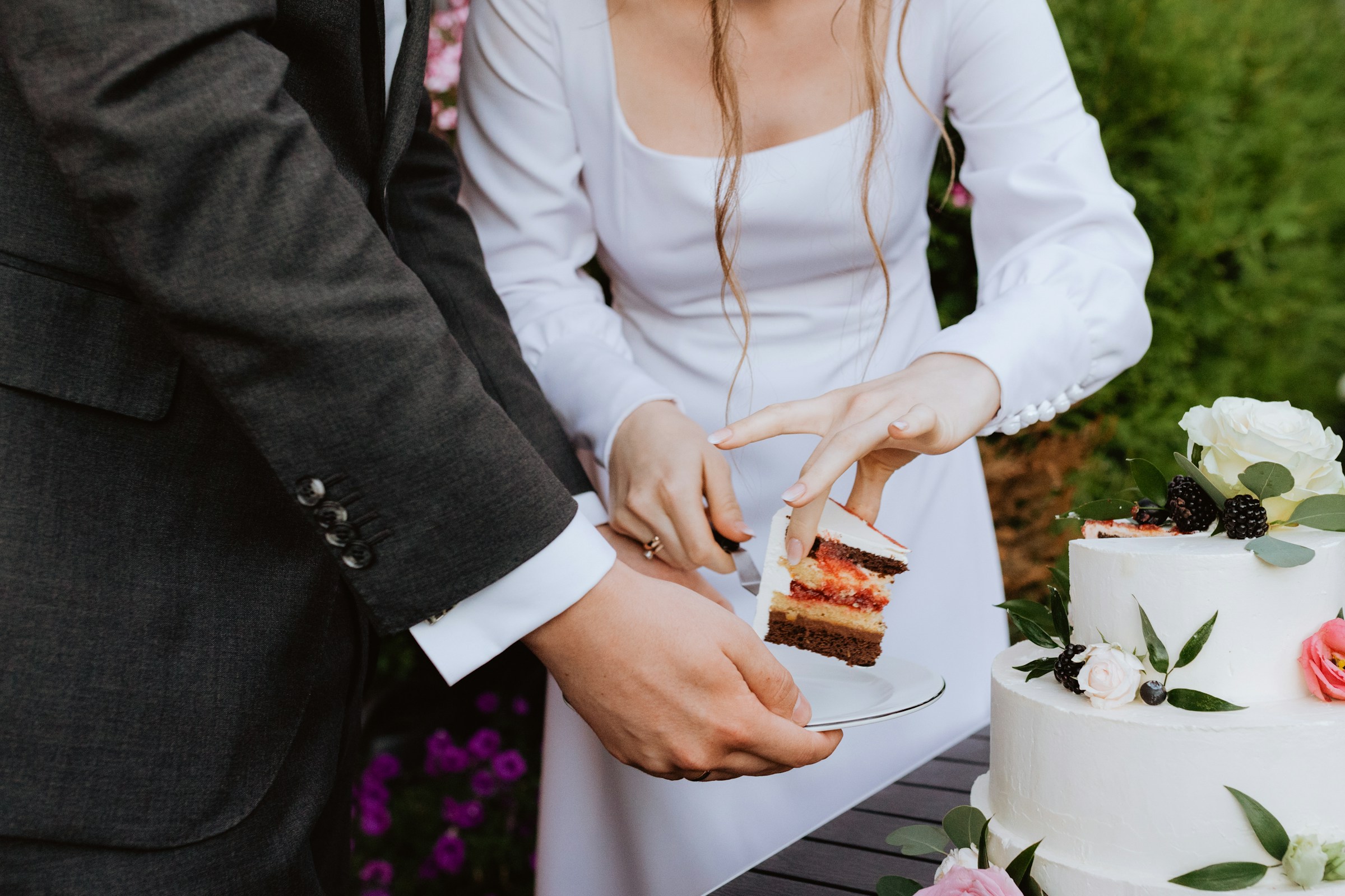 A couple cutting their wedding cake | Source: Unsplash