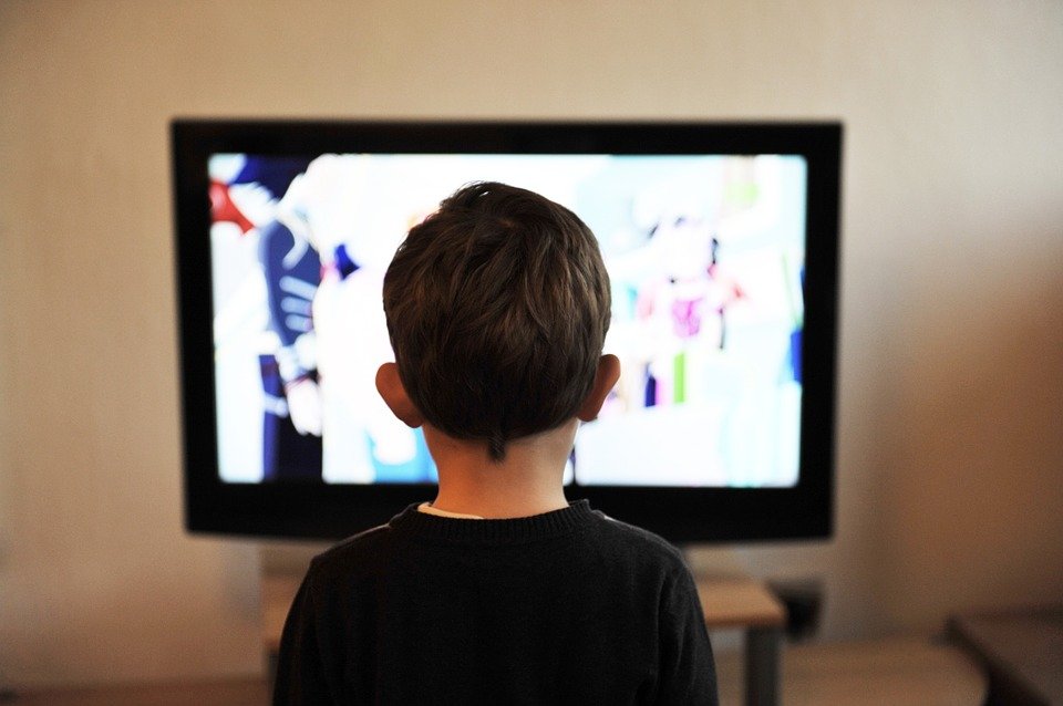 Un enfant devant une télévision | Photo : Pixabay