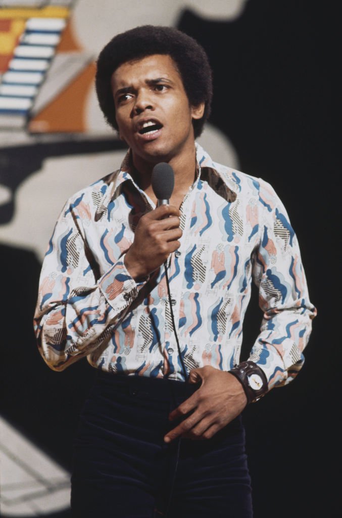 Le chanteur et compositeur américain Johnny Nash se produit dans le cadre de l'émission "Top Of The Pops" de la BBC Télévision, à Londres, au Royaume-Uni, le 24 avril 1972. | Photo : Getty Images