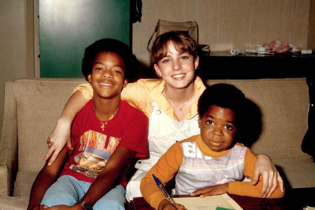 Gary Coleman poses for a portrait with co-stars Dana Plato and Todd Bridges while studying on the set of his show 'Diff'rent Strokes' in February 1980 in Los Angeles | Photo: Getty Images