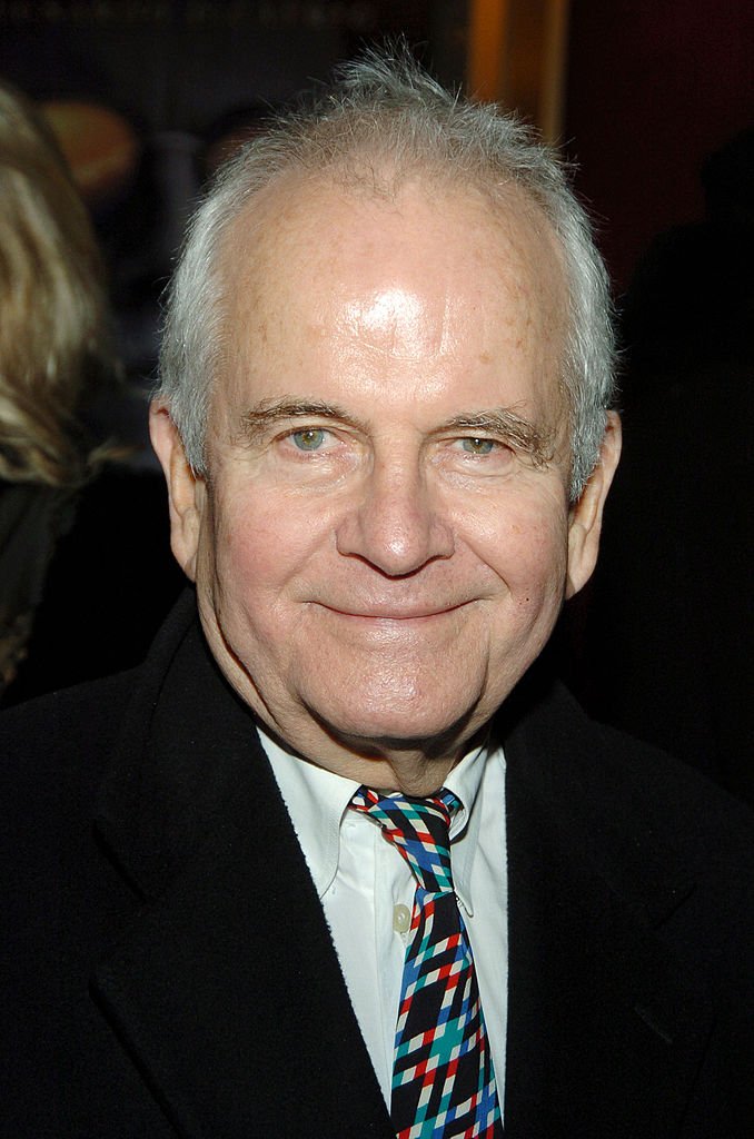 Sir Ian Holm à l'avant-première de "The Aviator" | Photo : Getty Images. Sir Ian Holm à l'avant-première de "The Aviator" | Photo : Getty Images.