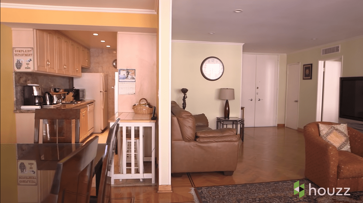 Sala y cocina del apartamento de los padres de Mila Kunis. | Foto: YouTube/@HouzzTV