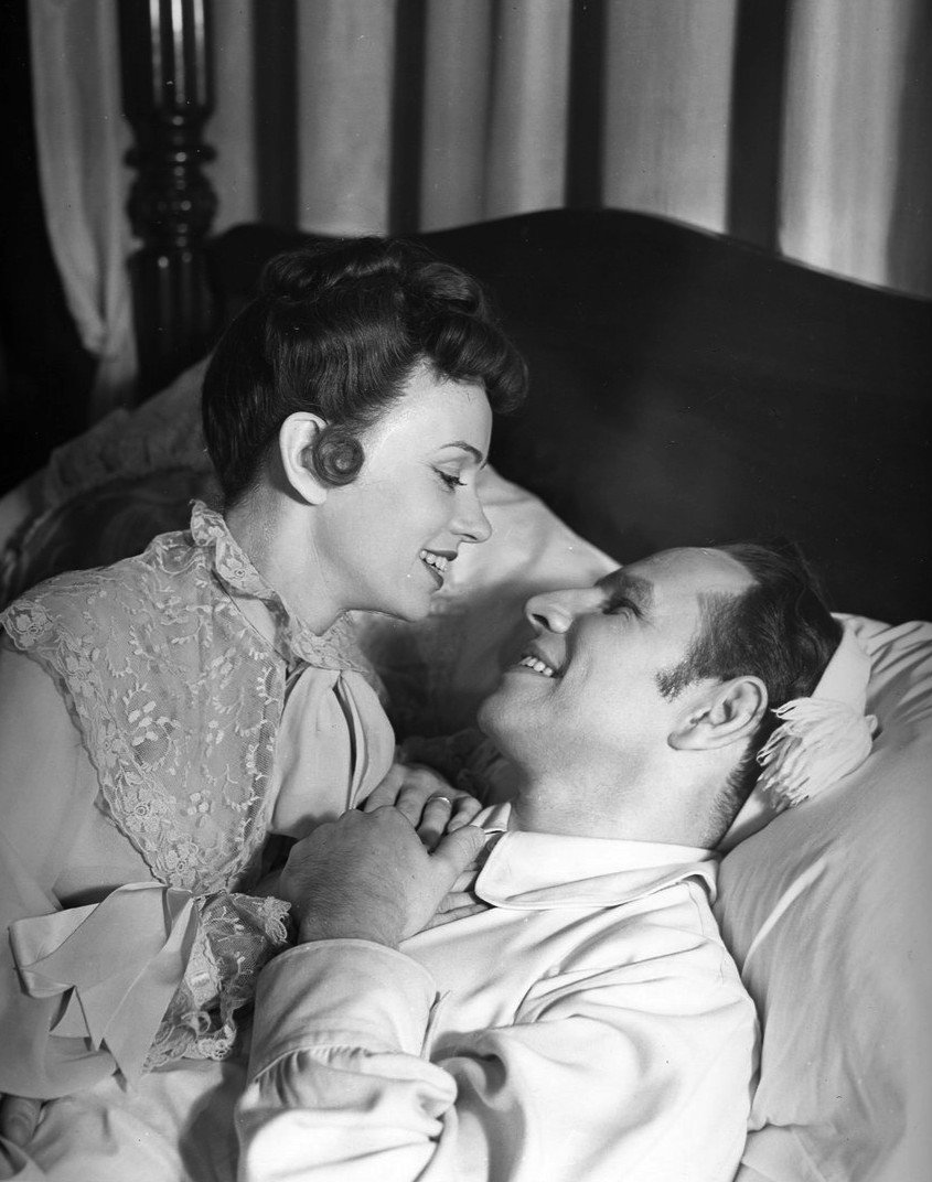Photo of Jessica Tandy and Hume Cronyn in the Broadway play, The Fourposter, in September 1952 | Photo: Wikimedia Commons