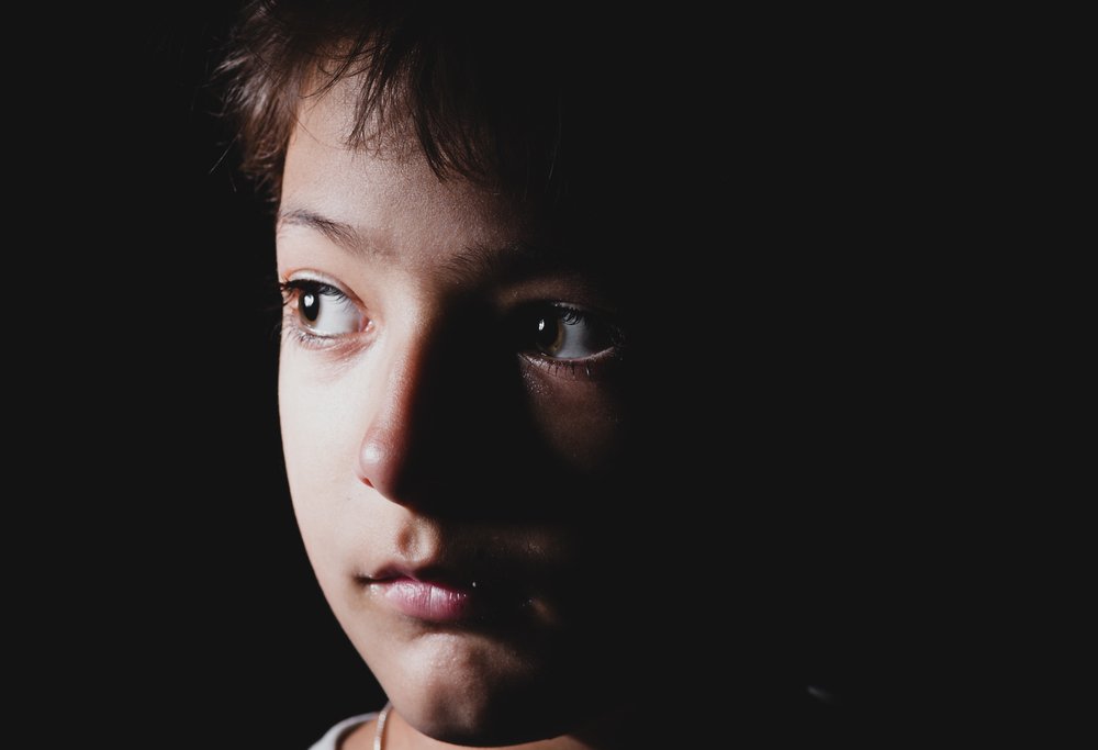 A photo of a boy scared of the dark and staring at a source of light. | Photo: Shutterstock