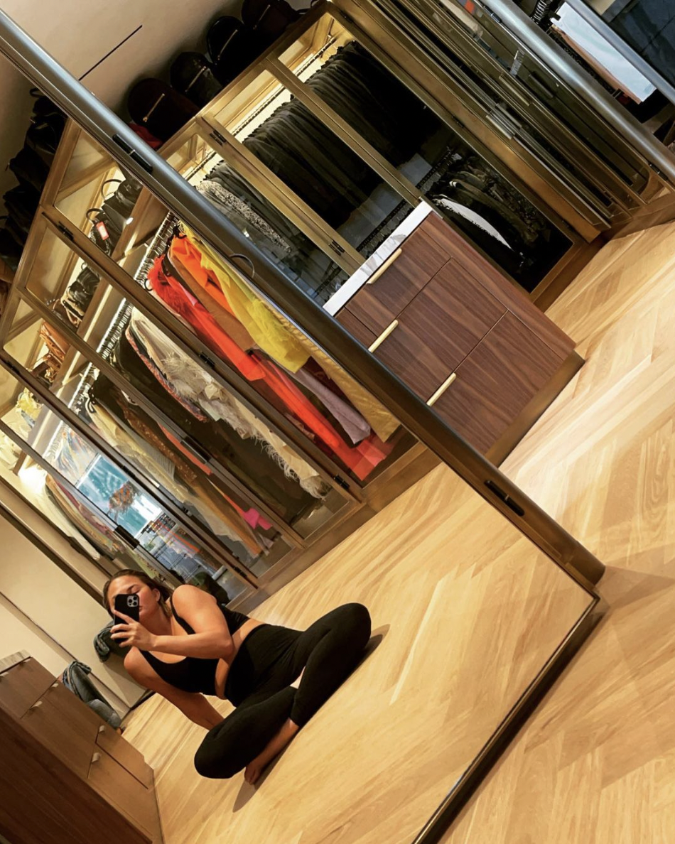 Chrissy Teigen's mirror selfie, dated September 2021. | Source: Instagram/ChrissyTeigen