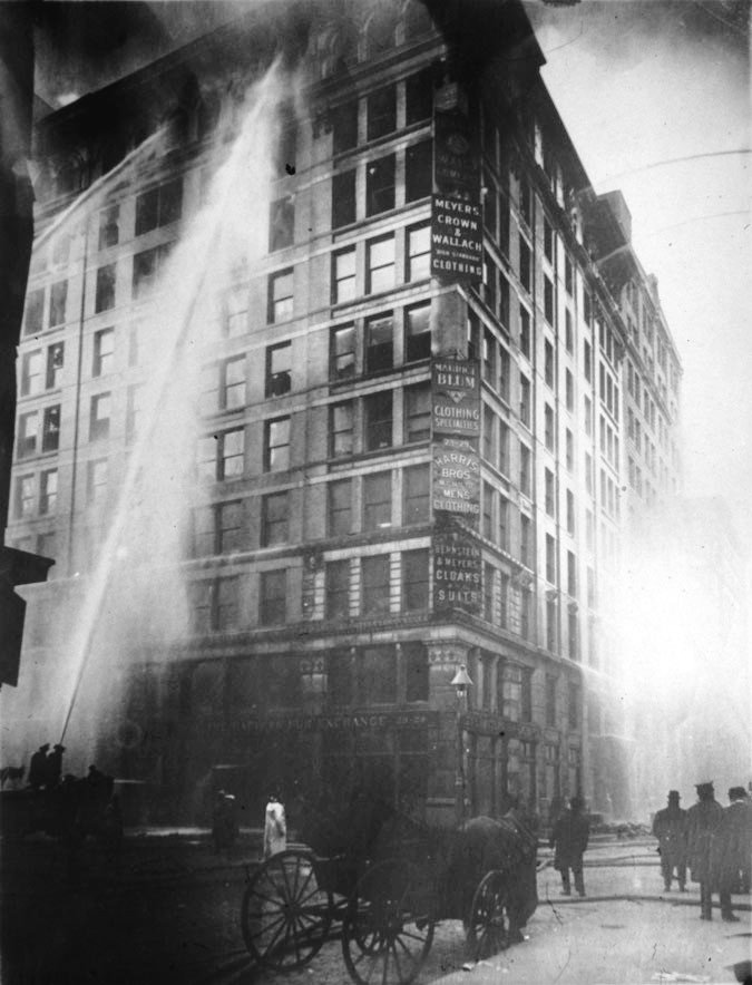 Incendio en la fábrica Triangle Shirtwaist de Nueva York, el 25 de marzo de 1911. | Foto: Wikimedia Commons Images
