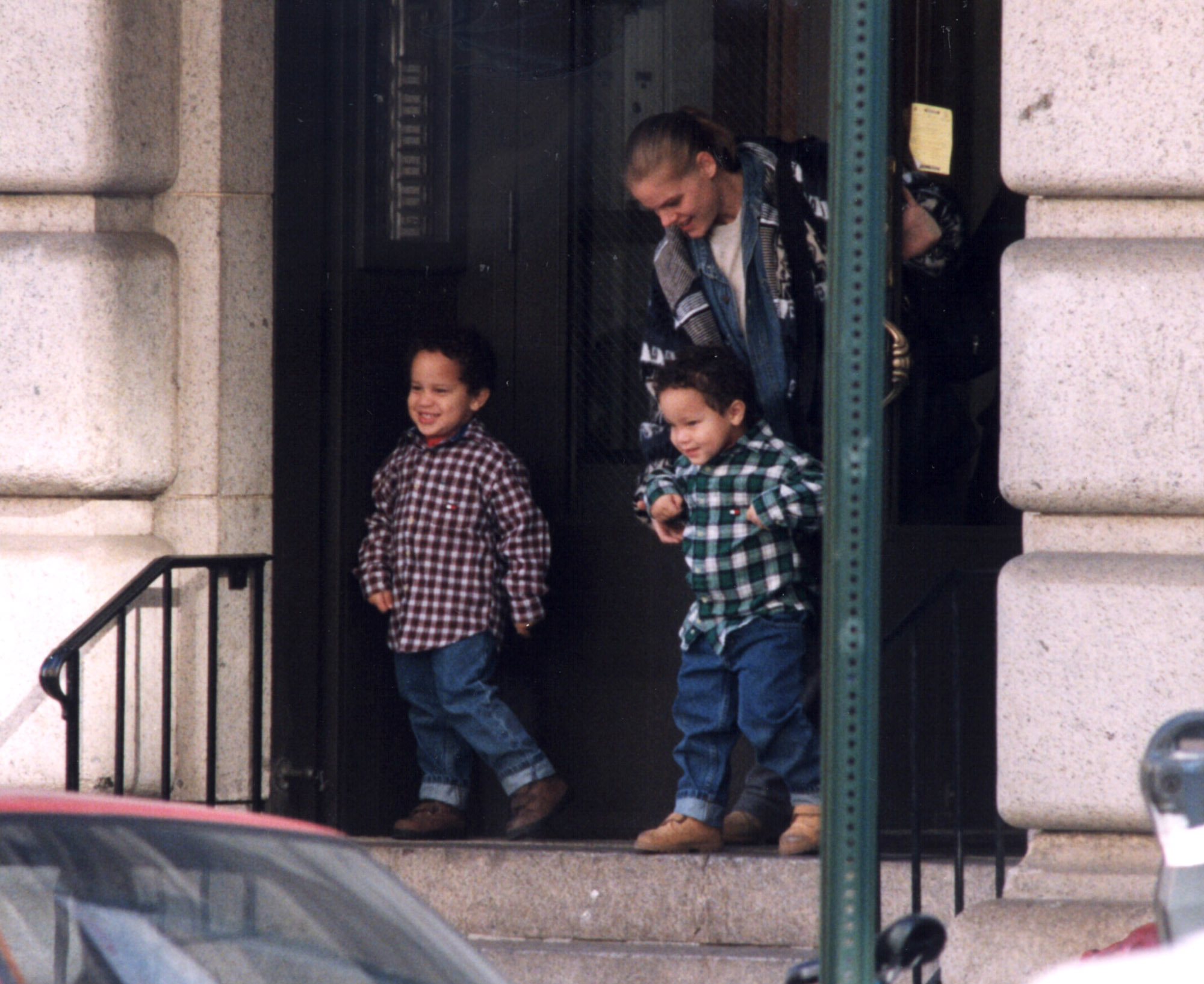 Tookie Smith and her twin boys Aaron and Julian De Niro seen in New York on November 6, 1998 | Source: Getty Images