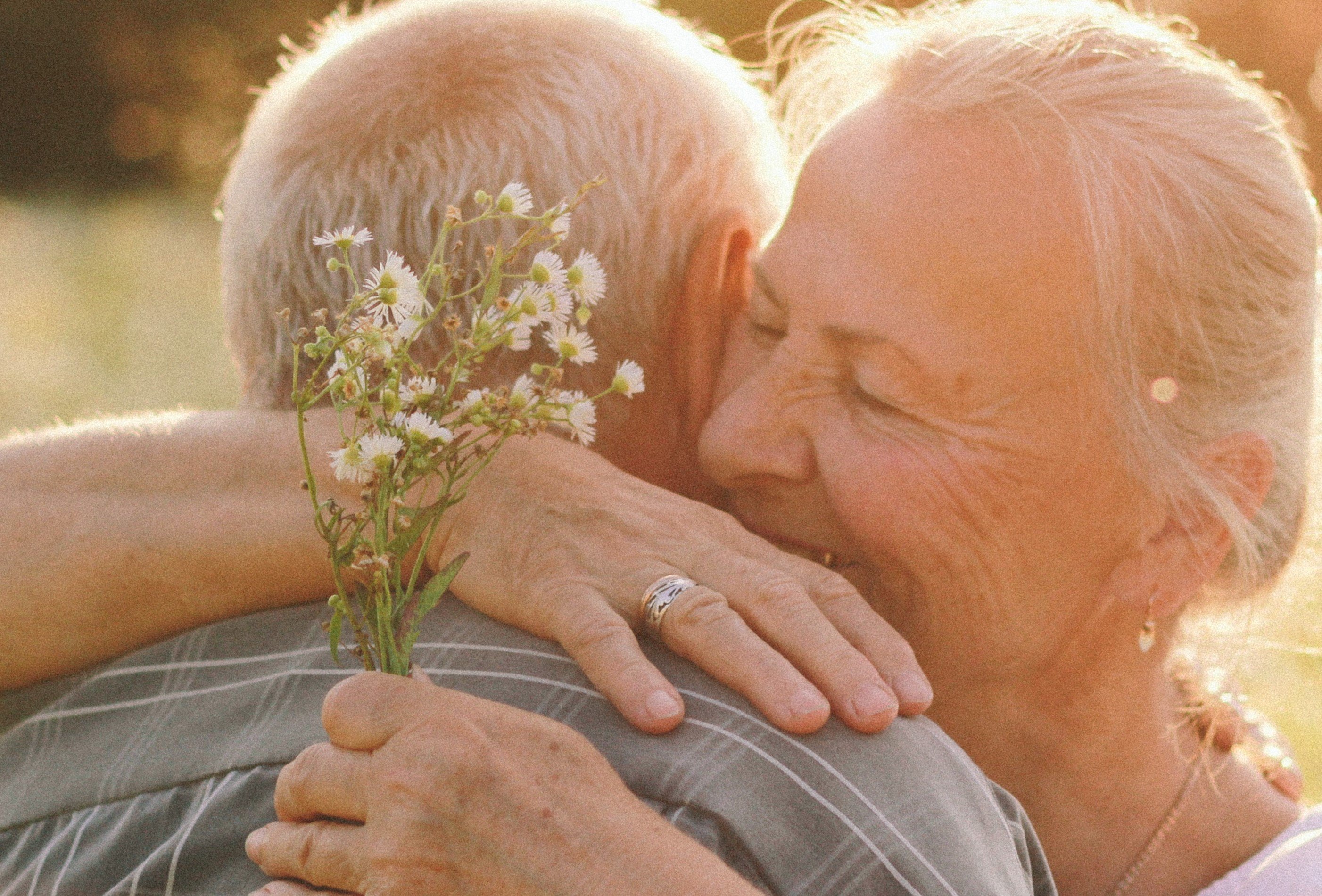 Una pareja de ancianos se abraza con mucho amor. | Foto: Pexels