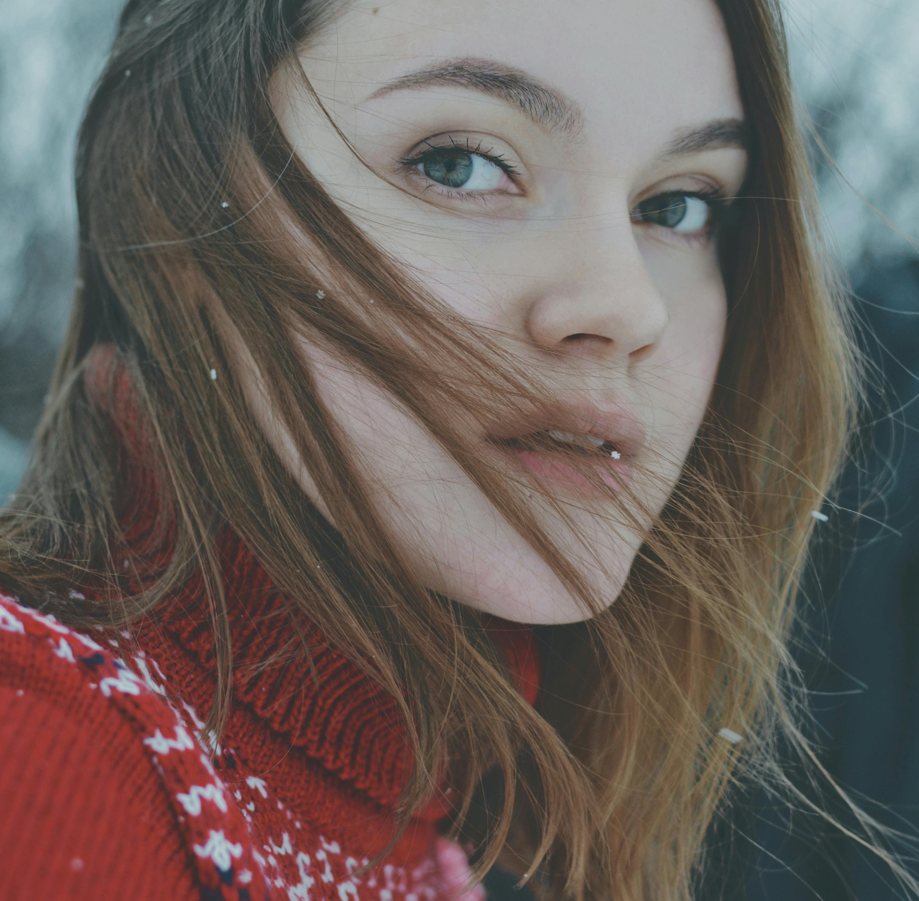 A fearful woman in the snow | Source: Pexels