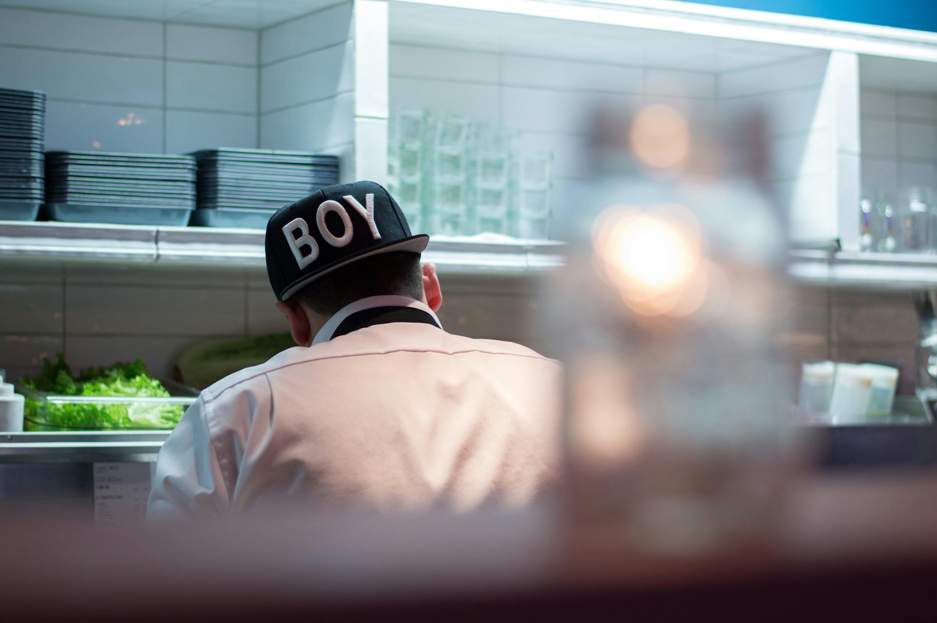 A young boy working in a restaurant | Source: Pexels