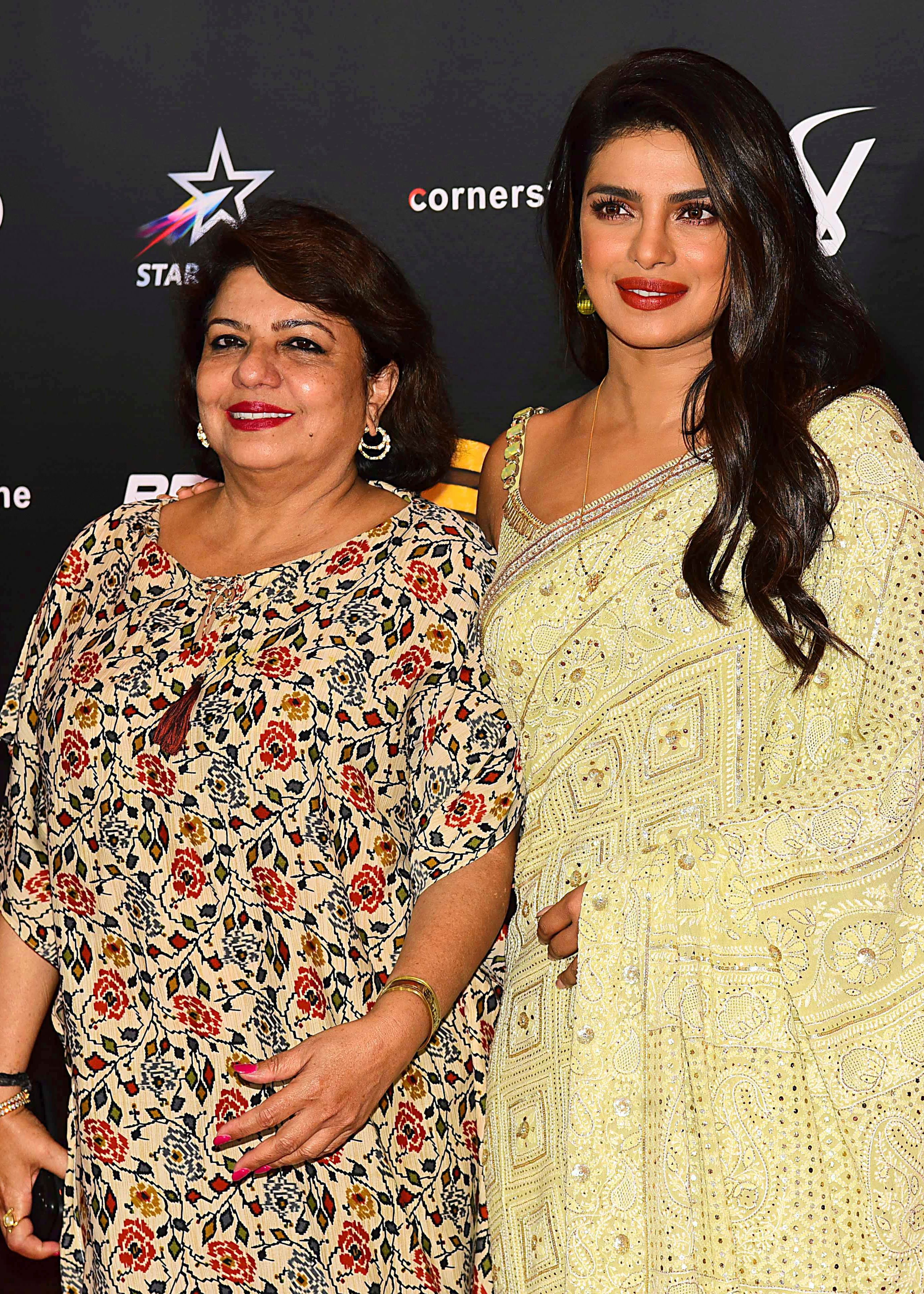 Priyanka Chopra (R) and  her mother Madhu Chopra (L) attend the Indian Sports Honours annual ceremony in Mumbai. | Source: Getty Images