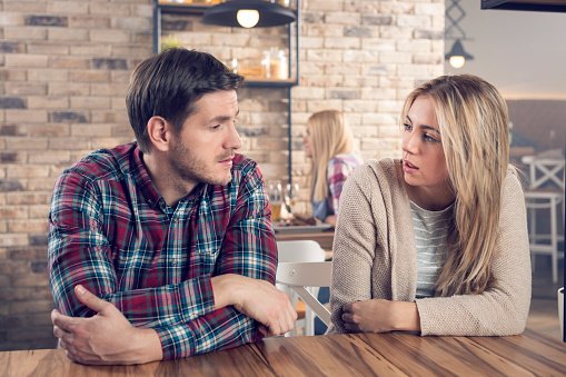 Le mari dit à sa femme qu'il s'attend à ce qu'elle fasse toutes les tâches ménagères si elle quitte son travail | Source : Getty Images Le mari dit à sa femme qu'il s'attend à ce qu'elle fasse toutes les tâches ménagères si elle quitte son travail | Source : Getty Images