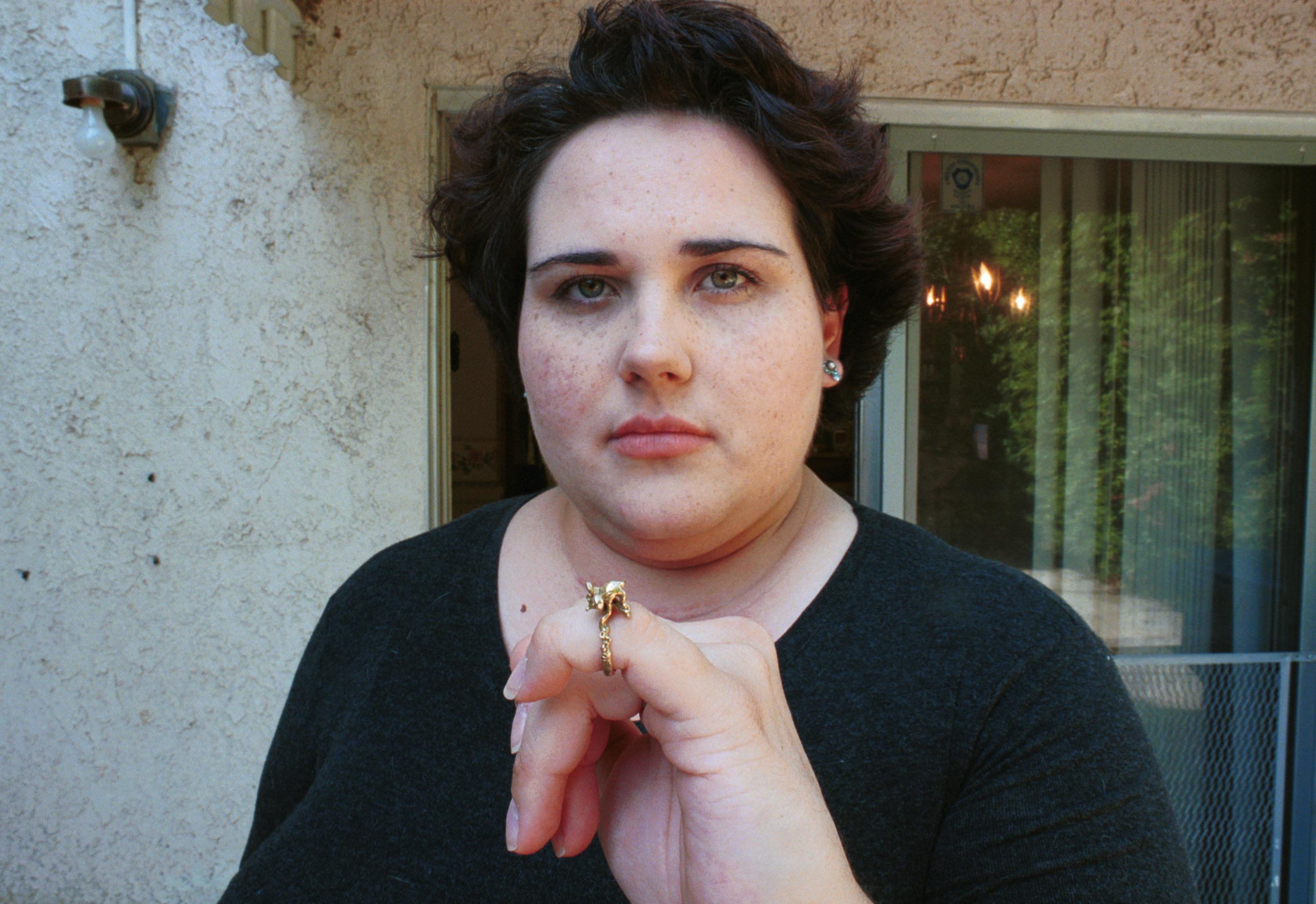 Evan Maldonado shows off a small ring given to her by her mother's sister, actress Natalie Wood taken on September 28, 2000 in Thousand Oaks, California | Source: Getty Images