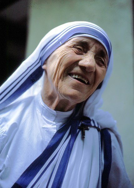 La Madre Teresa de Calcuta en la casa religiosa de San Gregorio en Roma, el 10 de diciembre de 1985. | Foto: Wikipedia
