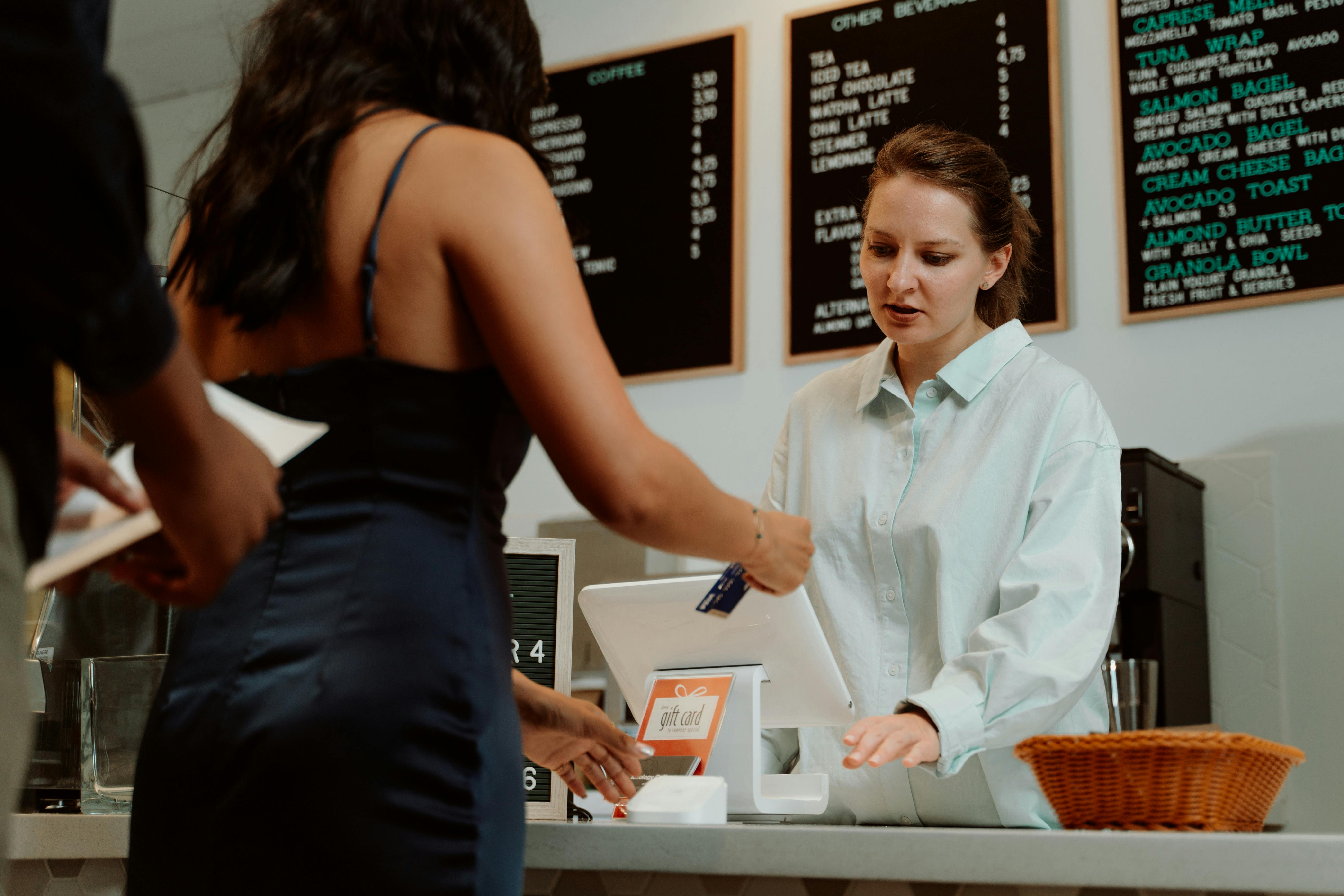 A cashier serving a customer. | Source: Pexels