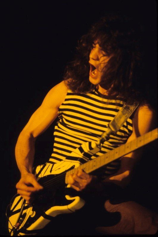 Eddie Van Halen performs in New Haven, CT, in 1977. | Source: Wikimedia Commons