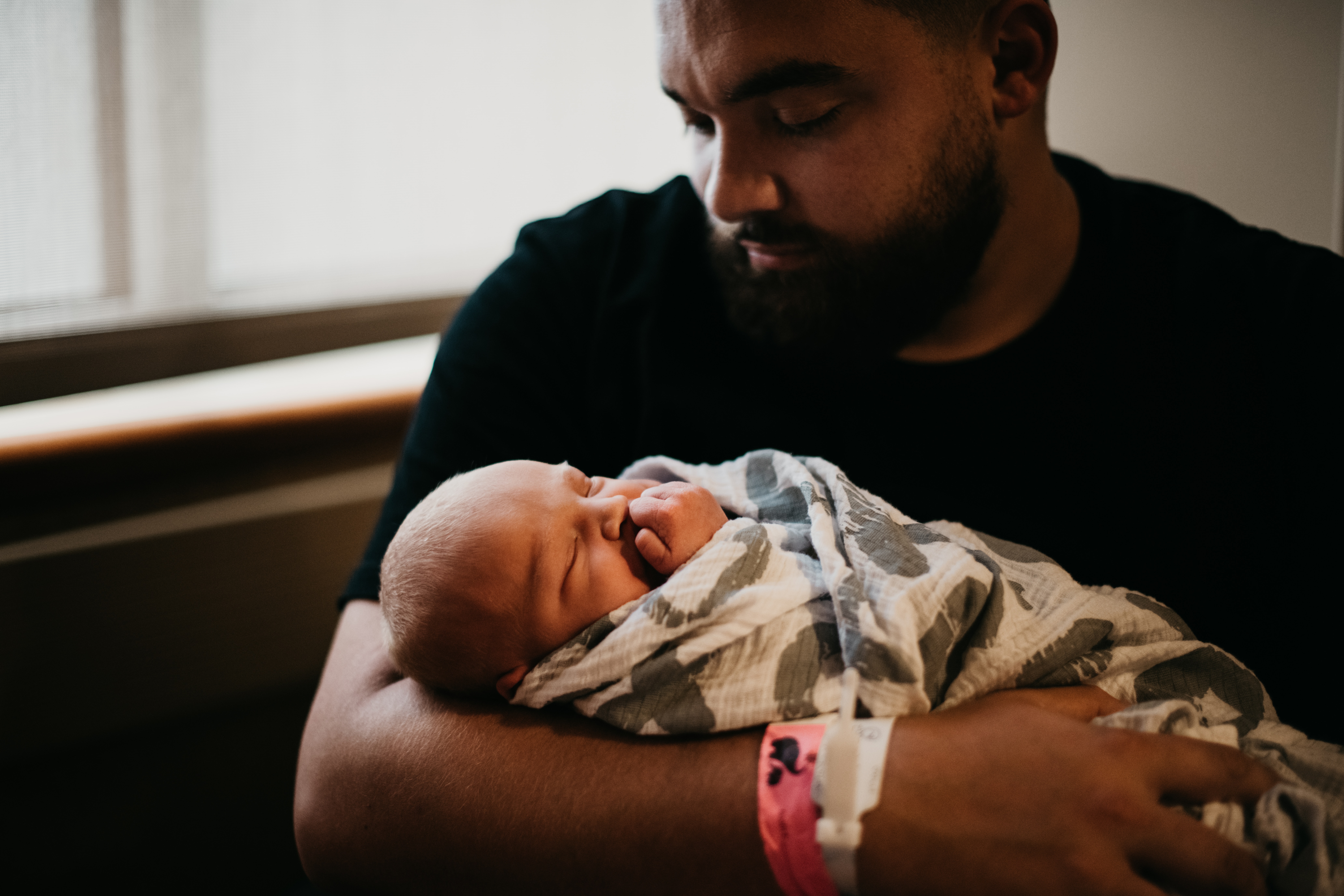 A man holding a newborn baby. | Source: Unsplash