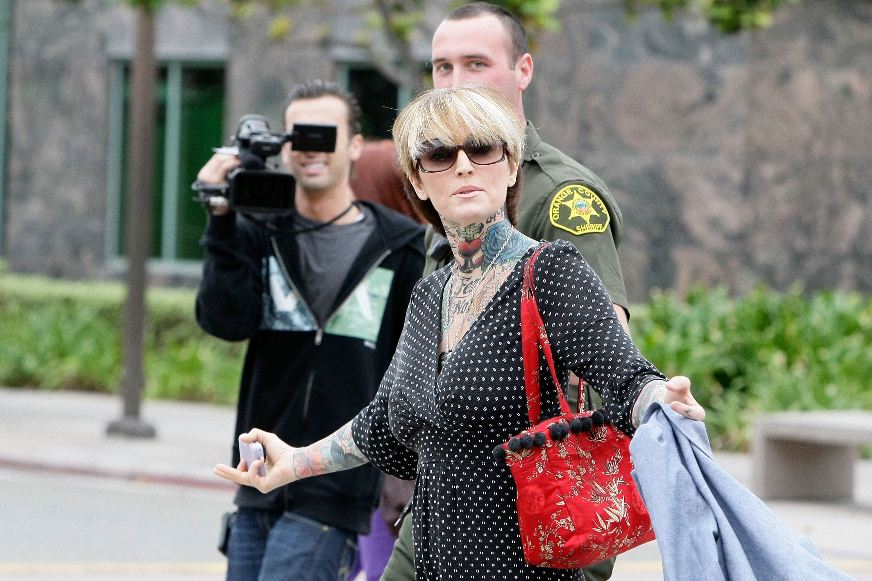 Janine Lindemulder is escorted into the Lamoreaux Justice Center by Orange County Sheriff Deputies during a child custody hearing on October 21, 2010 in Orange, California | Source: Getty Images 