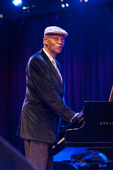 McCoy Tyner joue du piano sur scène au Symphony Space, New York. | Photo : Getty Images