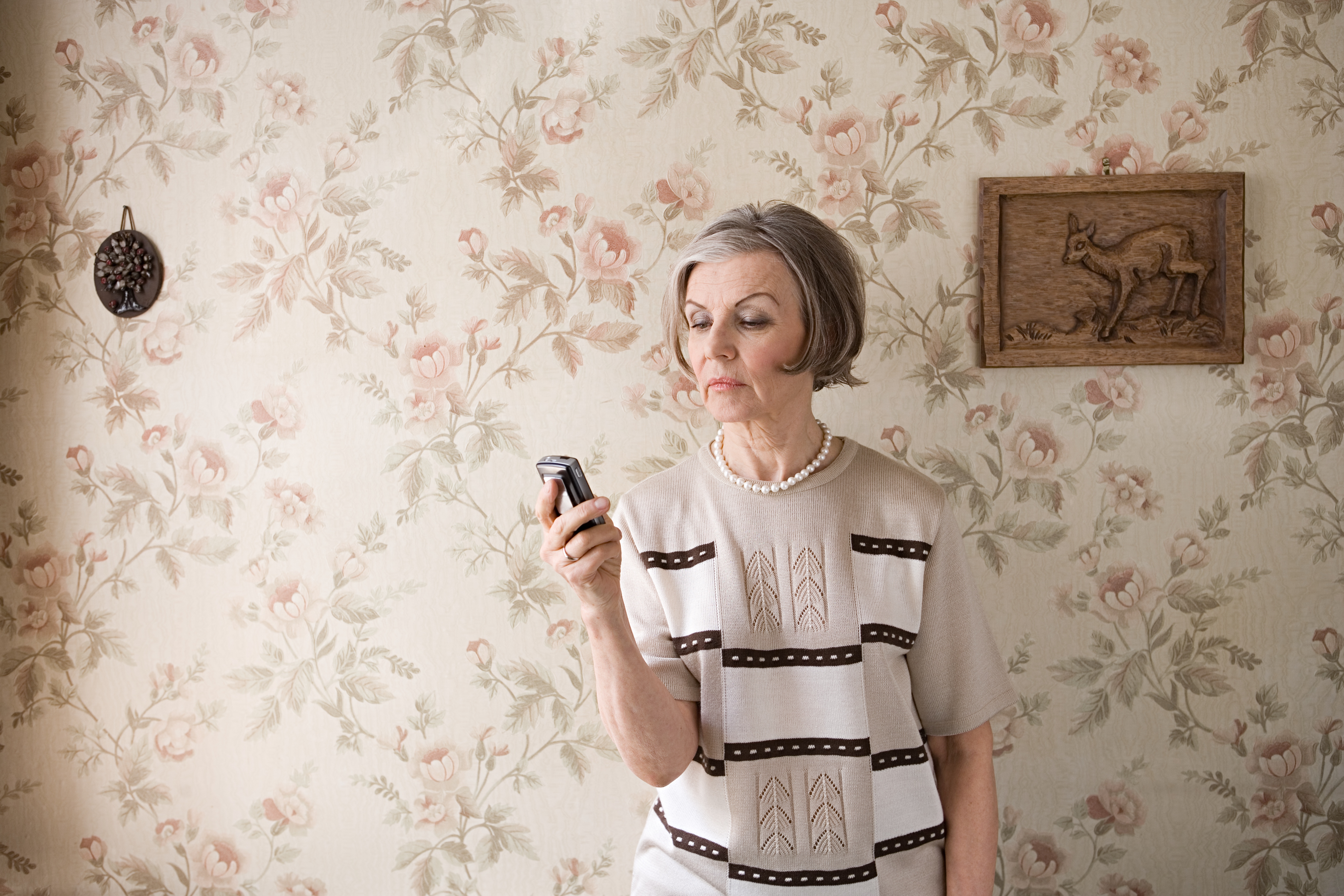 Senior woman with cell phone | Source: Getty Images