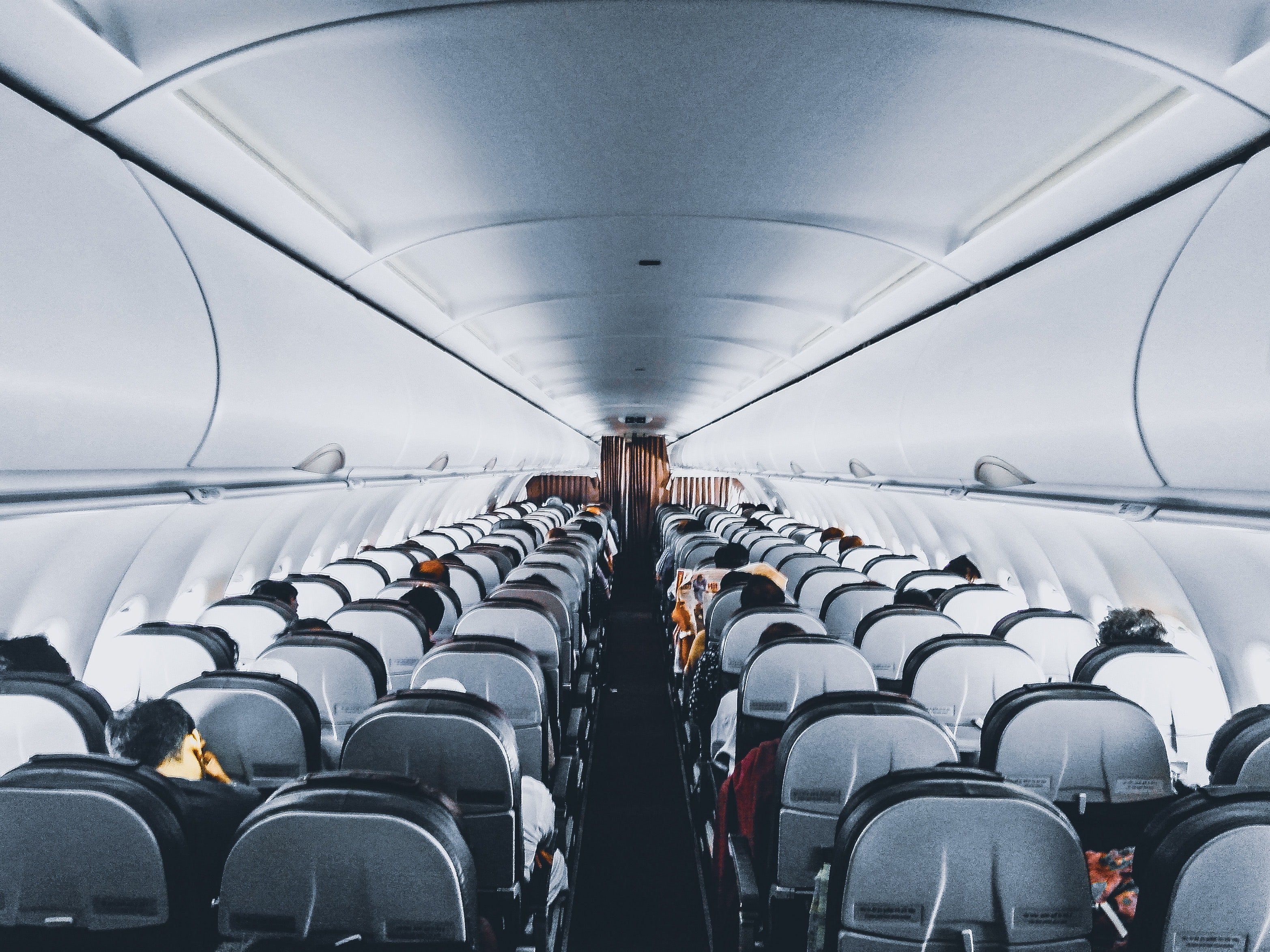 Pasajeros sentados en los asientos de un avión. | Foto: Pexels