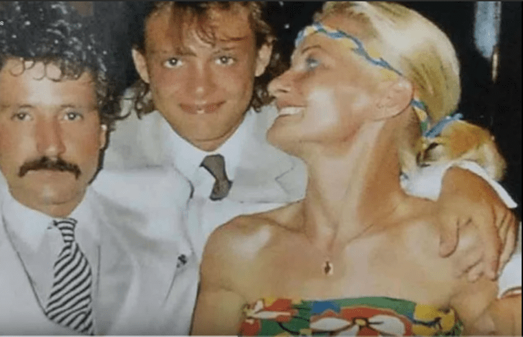 Luis Miguel junto a sus padres, Luisito Rey y Marcela Basteri. | Fuente: Youtube / Badabun Luis Miguel junto a sus padres, Luisito Rey y Marcela Basteri. | Fuente: Youtube / Badabun