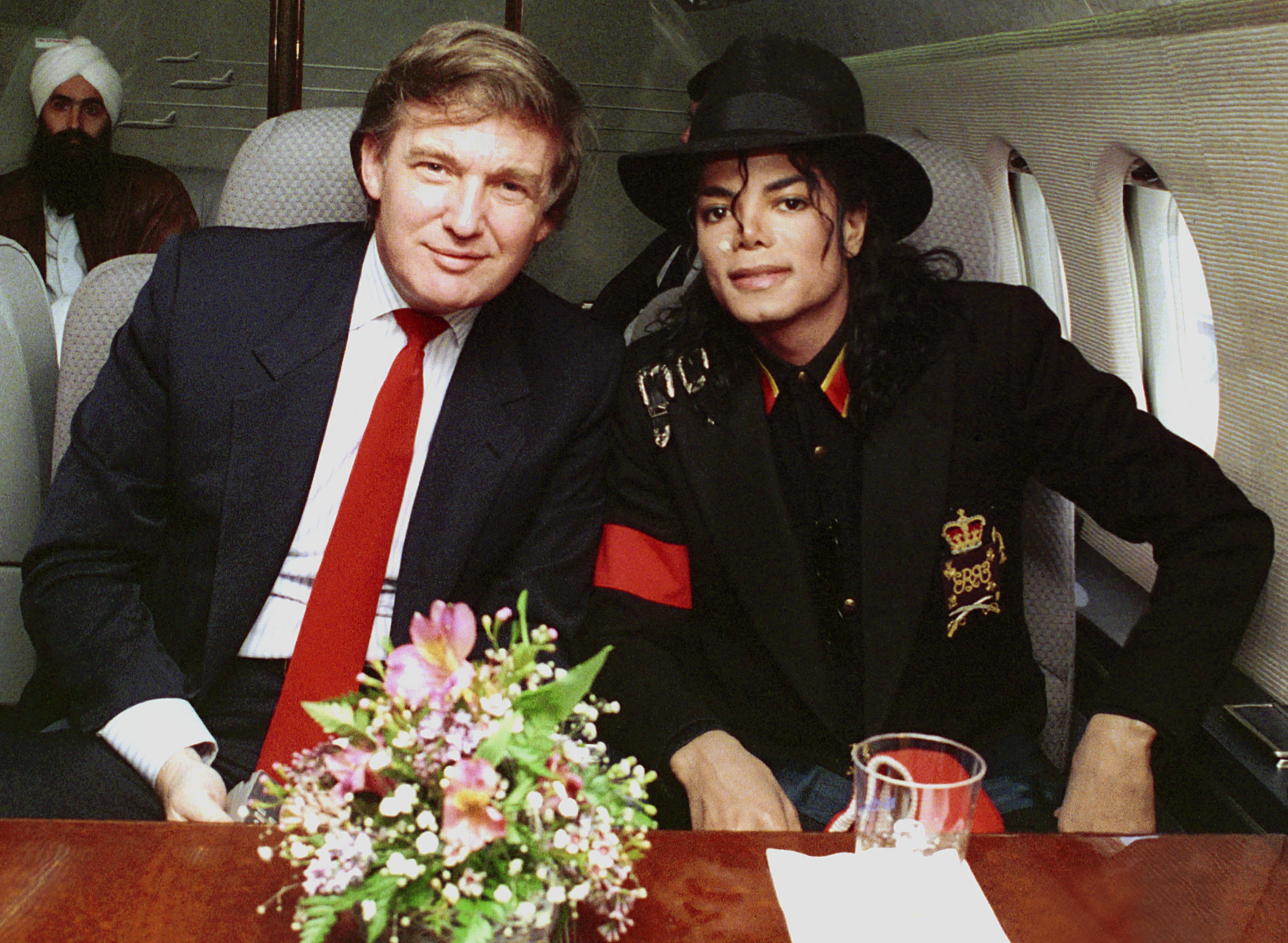 Michael Jackson and Donald Trump await take-off for their visit to child AIDS patient Ryan White on April 1, 1990 | Source: Getty Images