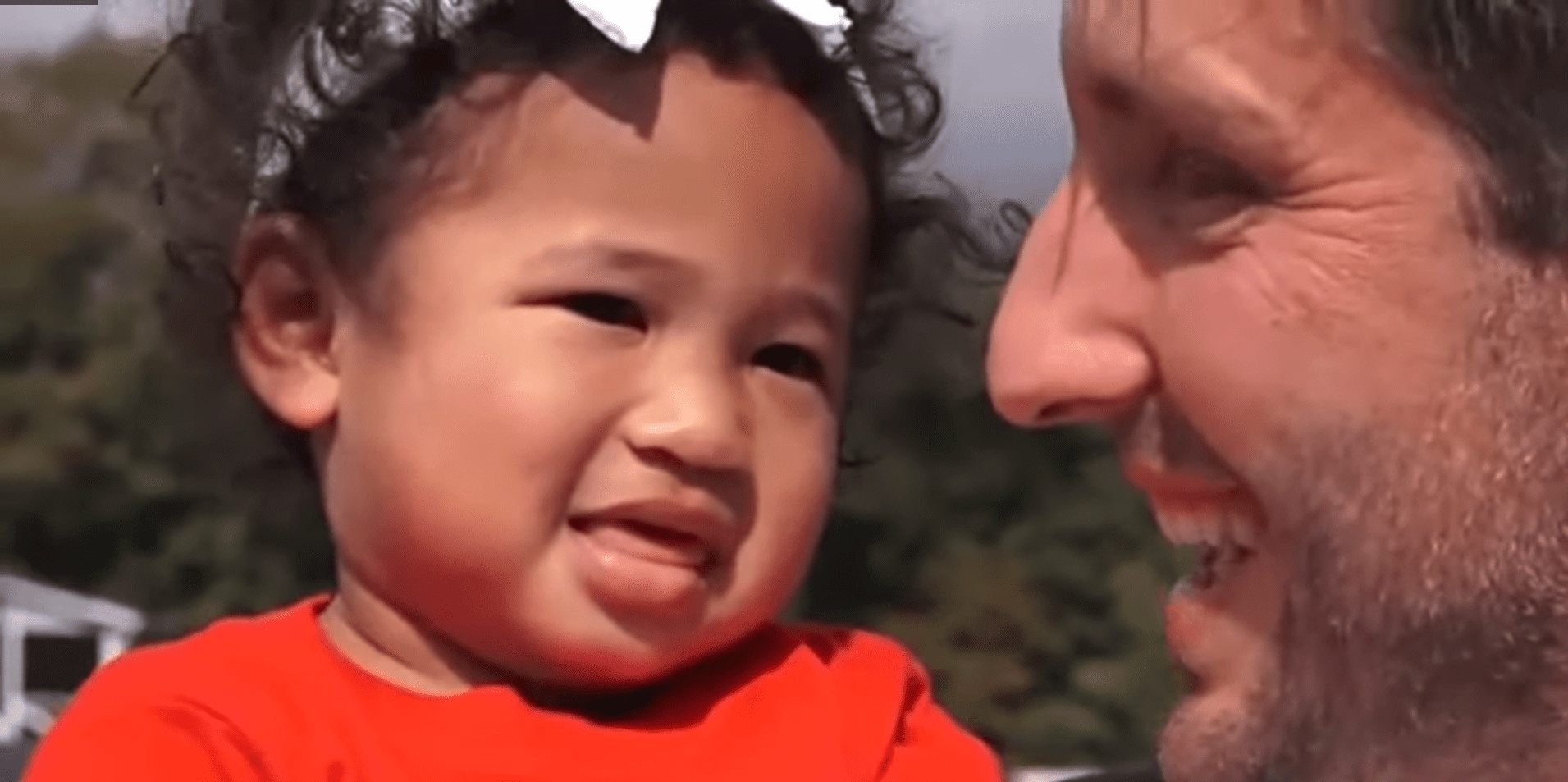 Livyia Downing with her father Brian Downing.│Source: youtube.com/11Alive