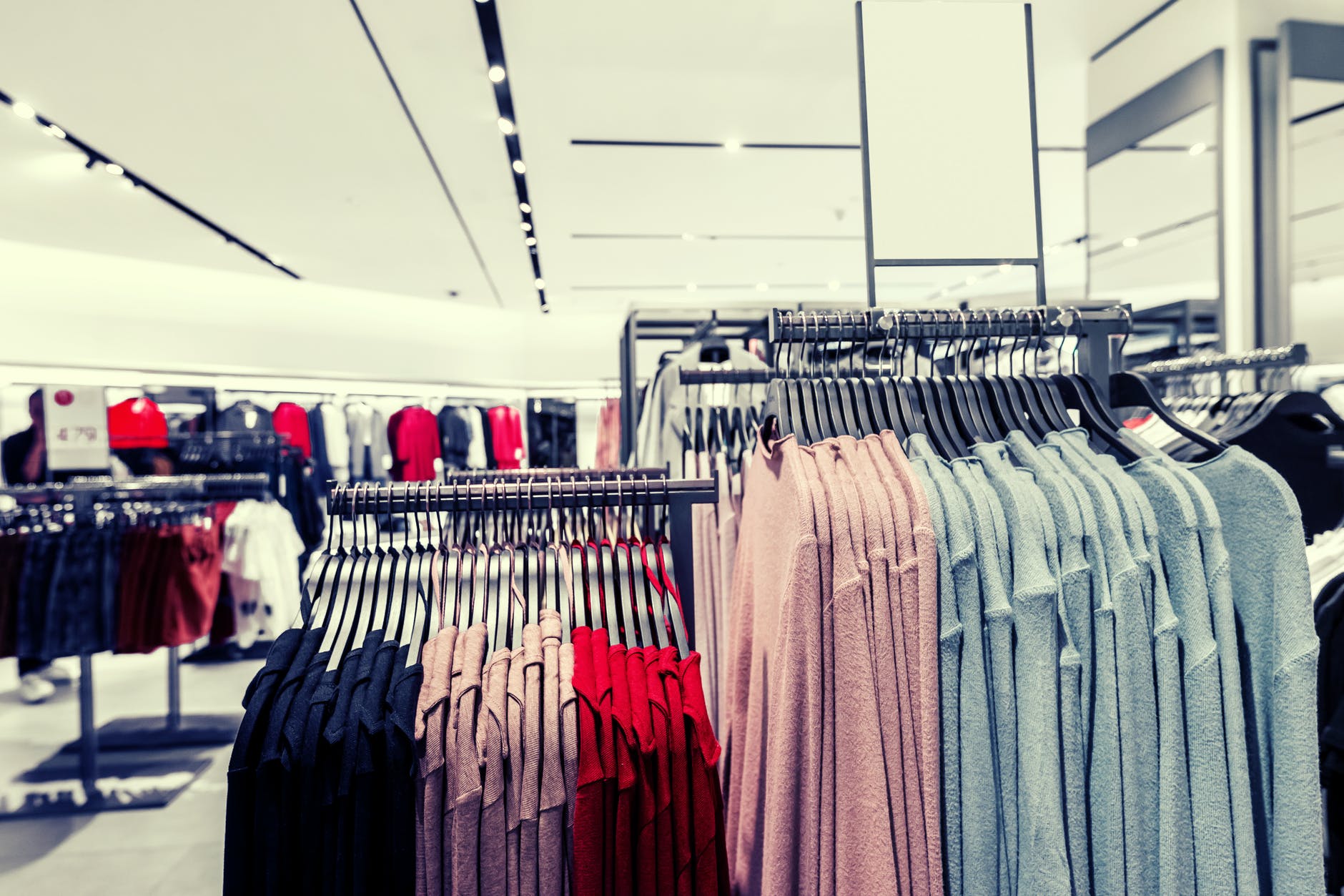 An image of clothes in a store | Photo: Pixabay