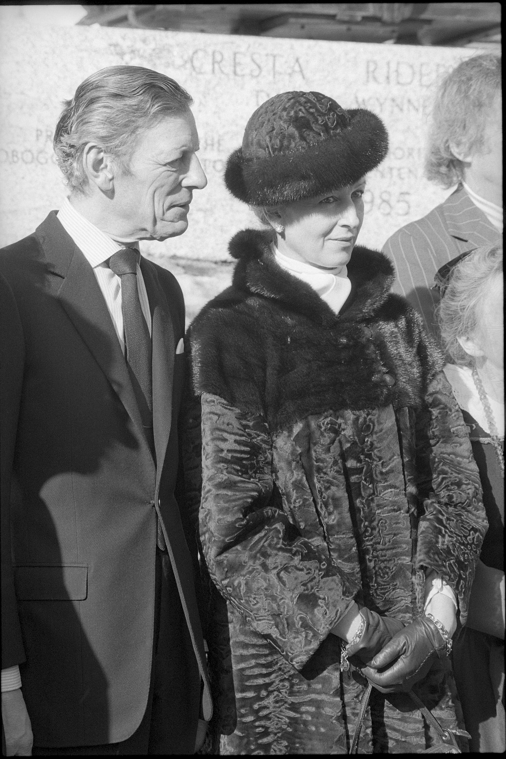 A vision of regal winter elegance, Princess Alexandra of Kent steps out in St. Moritz in 1985, wrapped in a luxurious fur coat and matching hat. With a quiet grace that defined an era, she marks the unveiling of a sculpture with signature poise and polish.