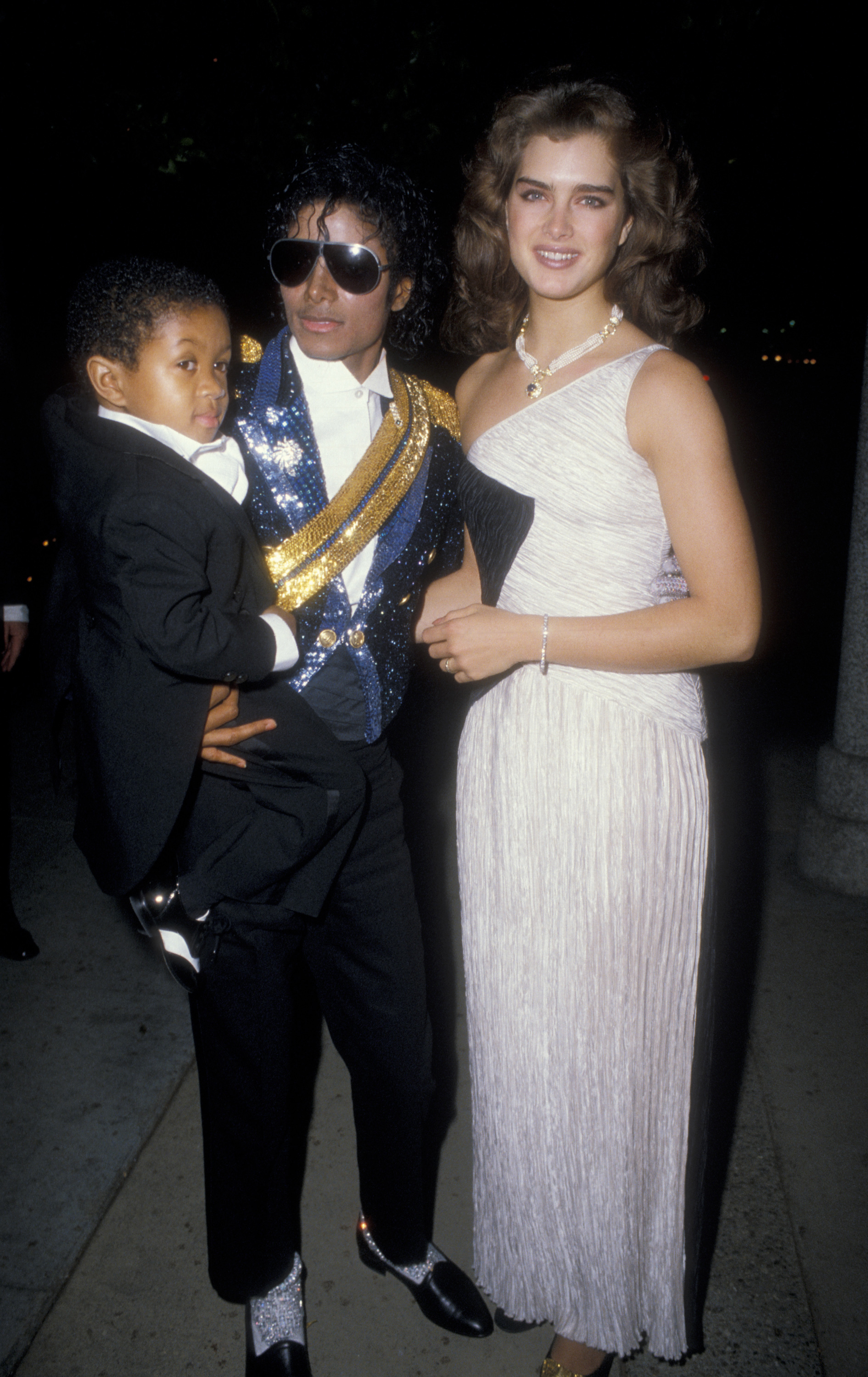 Emmanuel Lewis, Michael Jackson, and Brooke Shields at the 26th Annual Grammy Awards in 1984. | Source: Getty Images