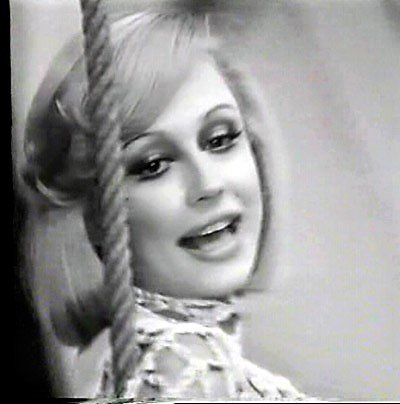 Raffaella Carrà, presentadora y cantante italiana, retratada en un periódico de 1974. | Imagen: Wikipedia Raffaella Carrà, presentadora y cantante italiana, retratada en un periódico de 1974. | Imagen: Wikipedia
