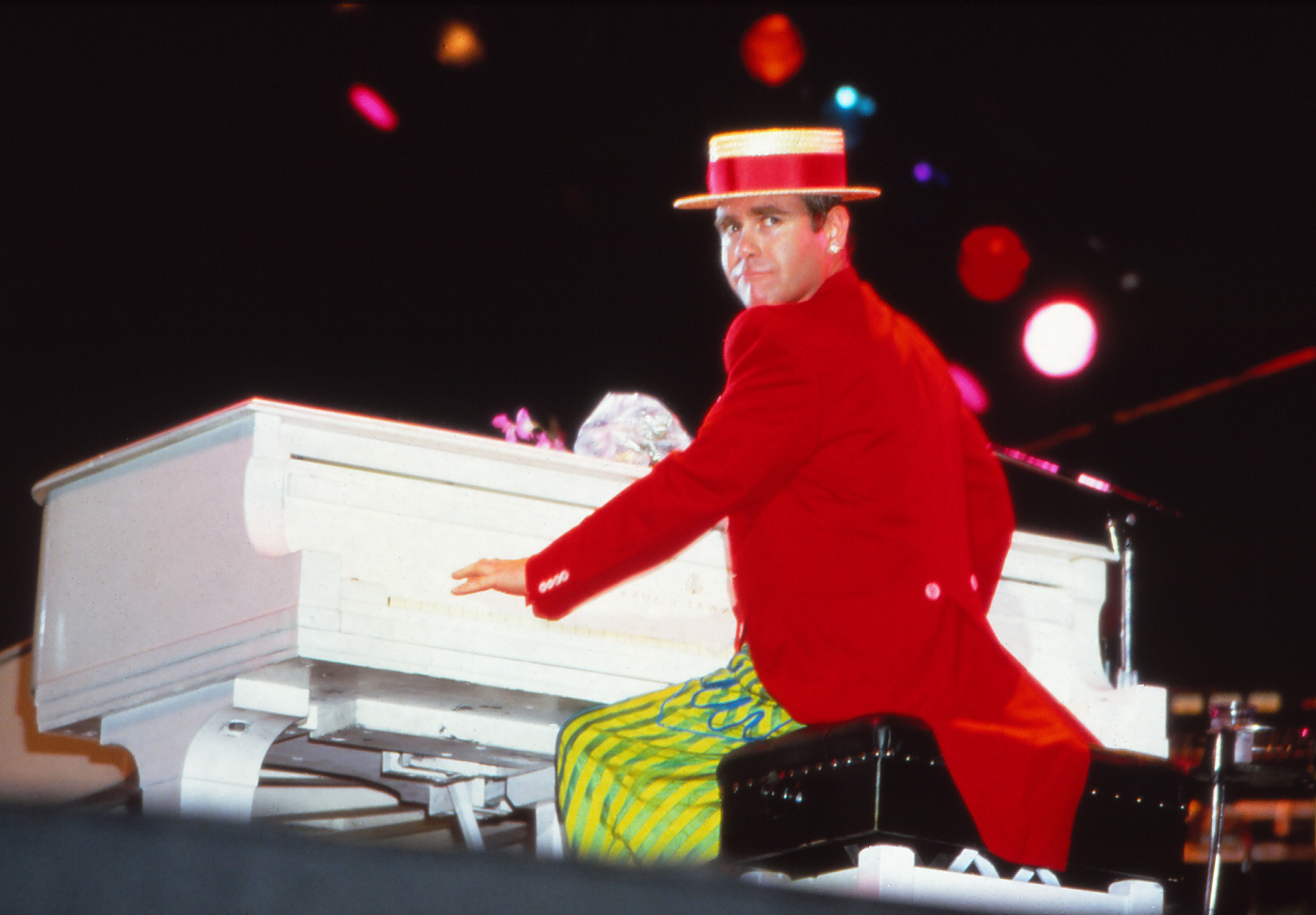 Elton John on his "Breaking Hearts" tour plays on August 28, 1984 in San Francisco. | Source: Getty Images