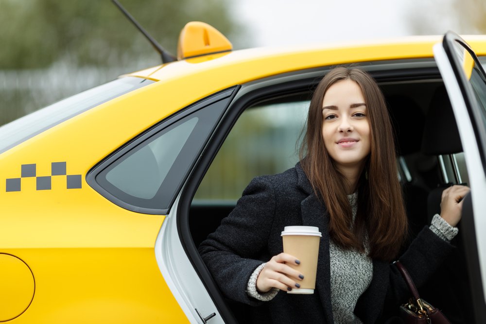 Mujer sale de taxi || Fuente: Shutterstock