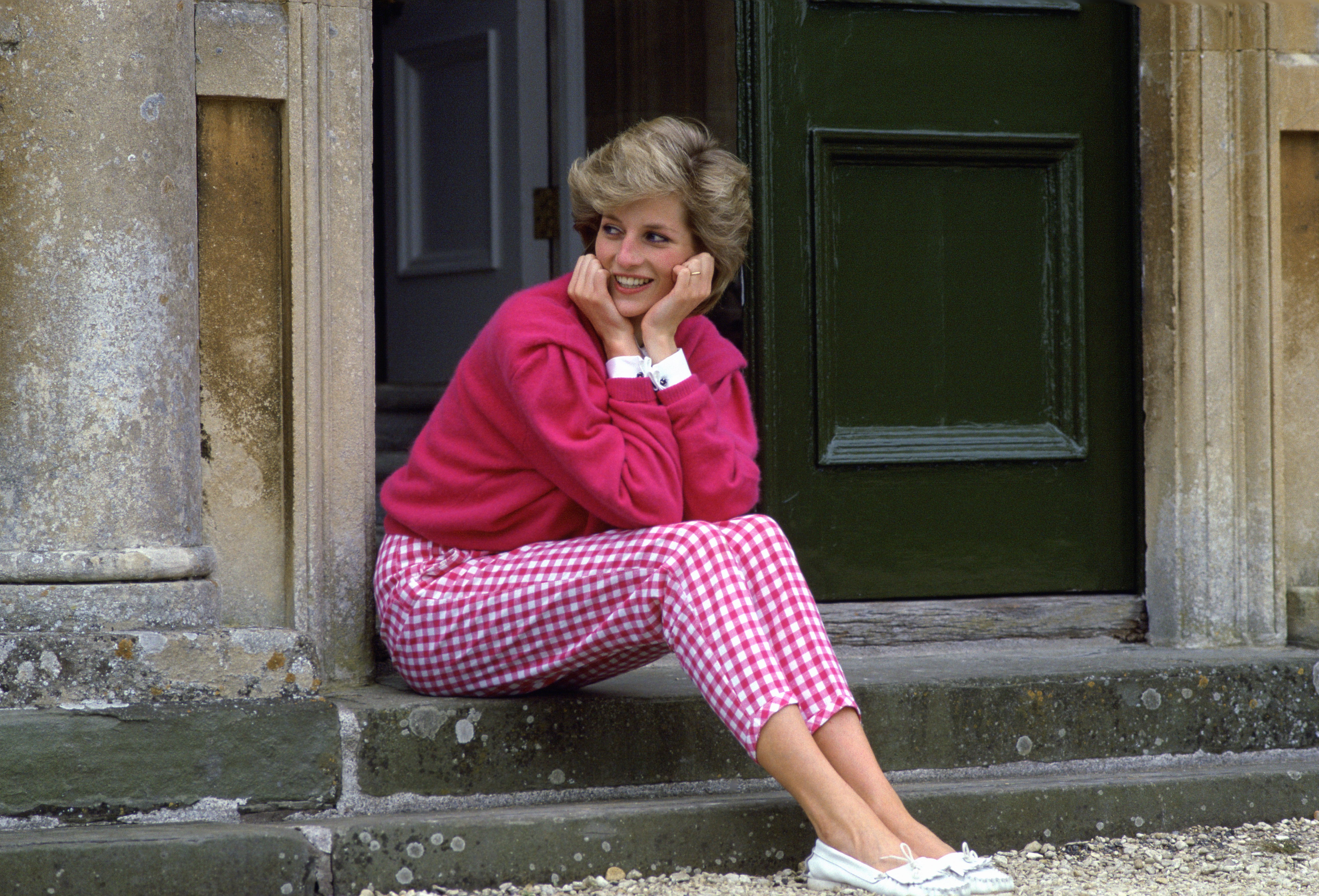 Diana, Prinzessin von Wales, sitzt auf den Stufen vor ihrem Landhaus Highgrove | Quelle: Getty Images