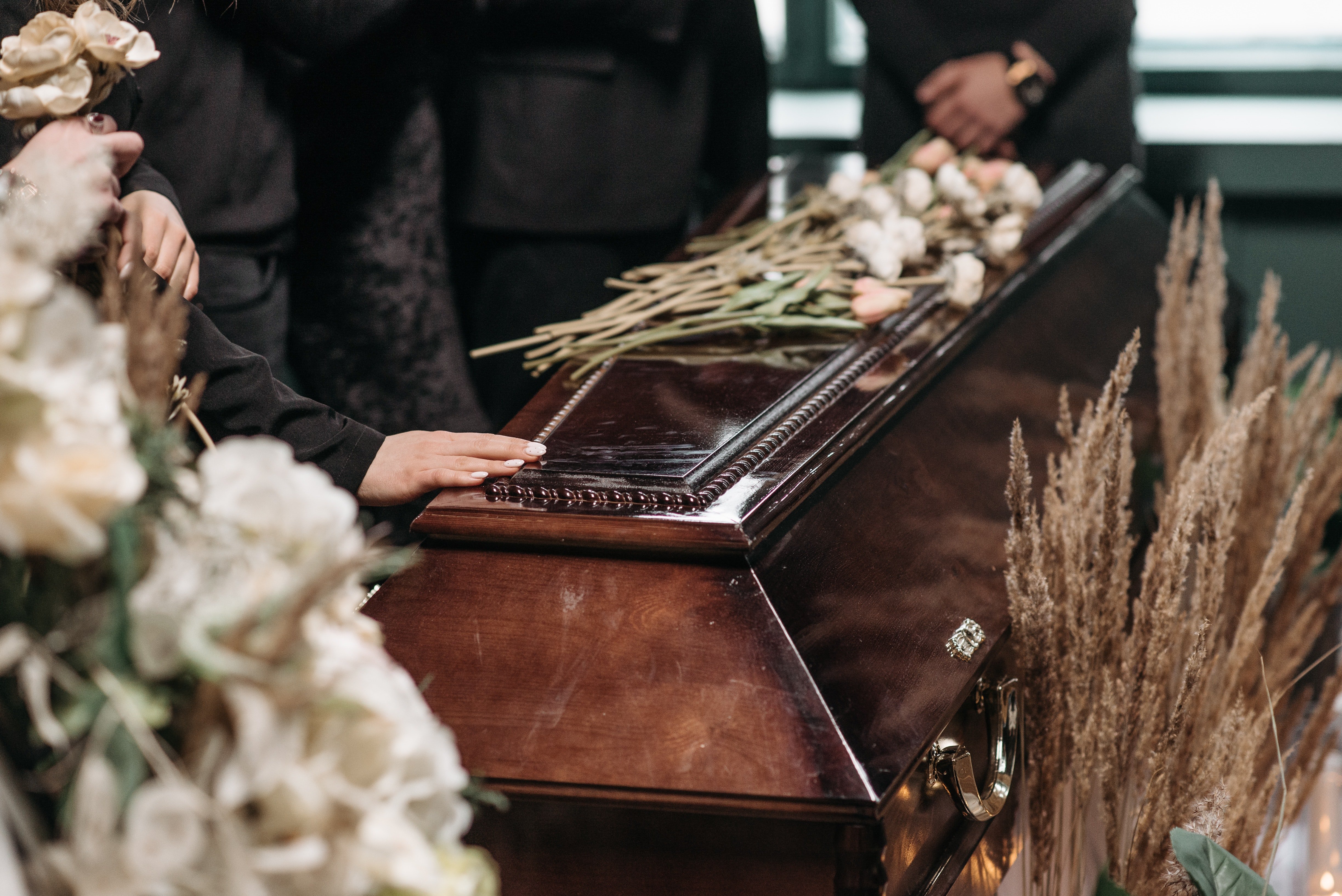 People saying goodbye to a deceased loved one | Photo: Pexels