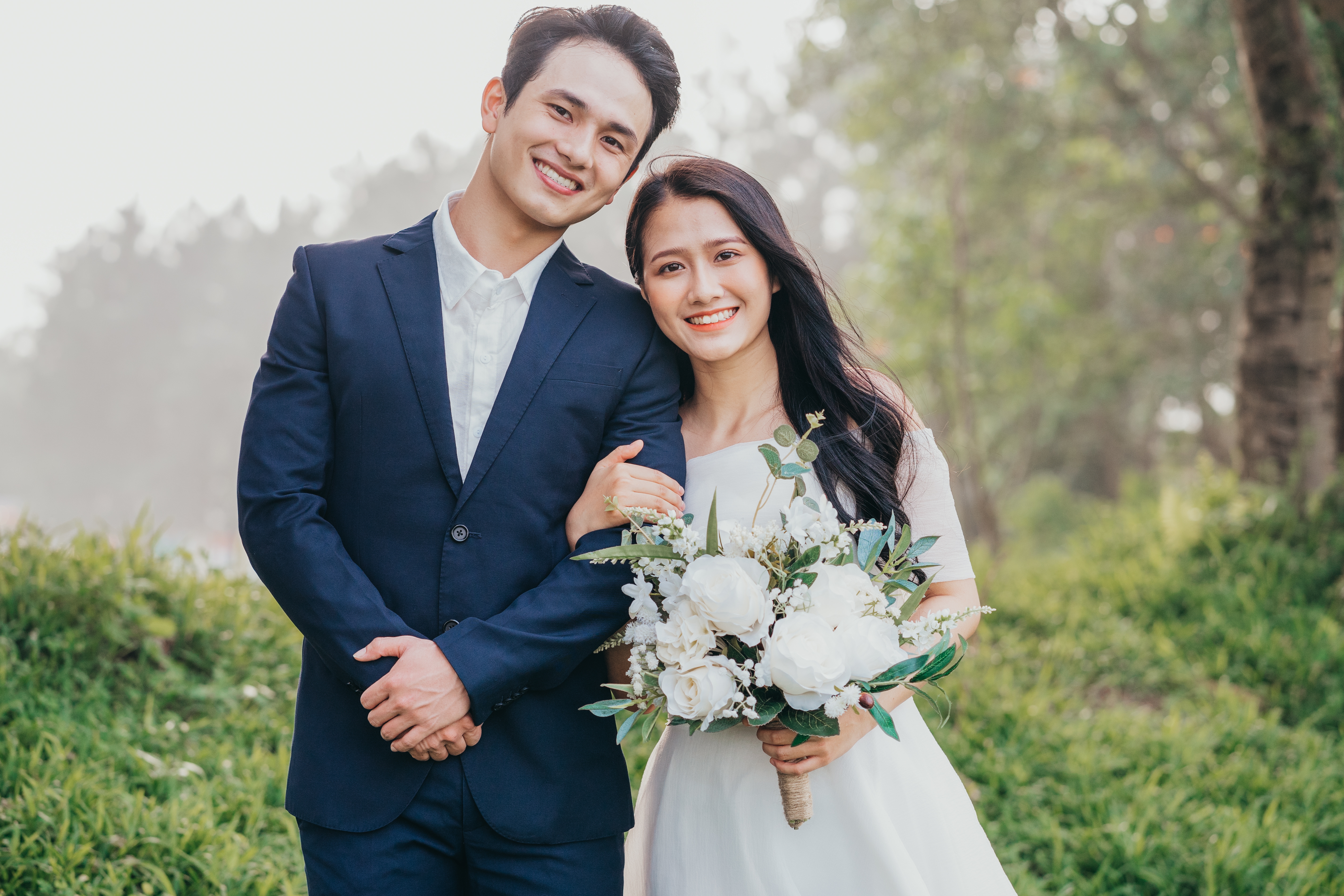 Una joven pareja asiática el día de su boda. | Foto: Shutterstock