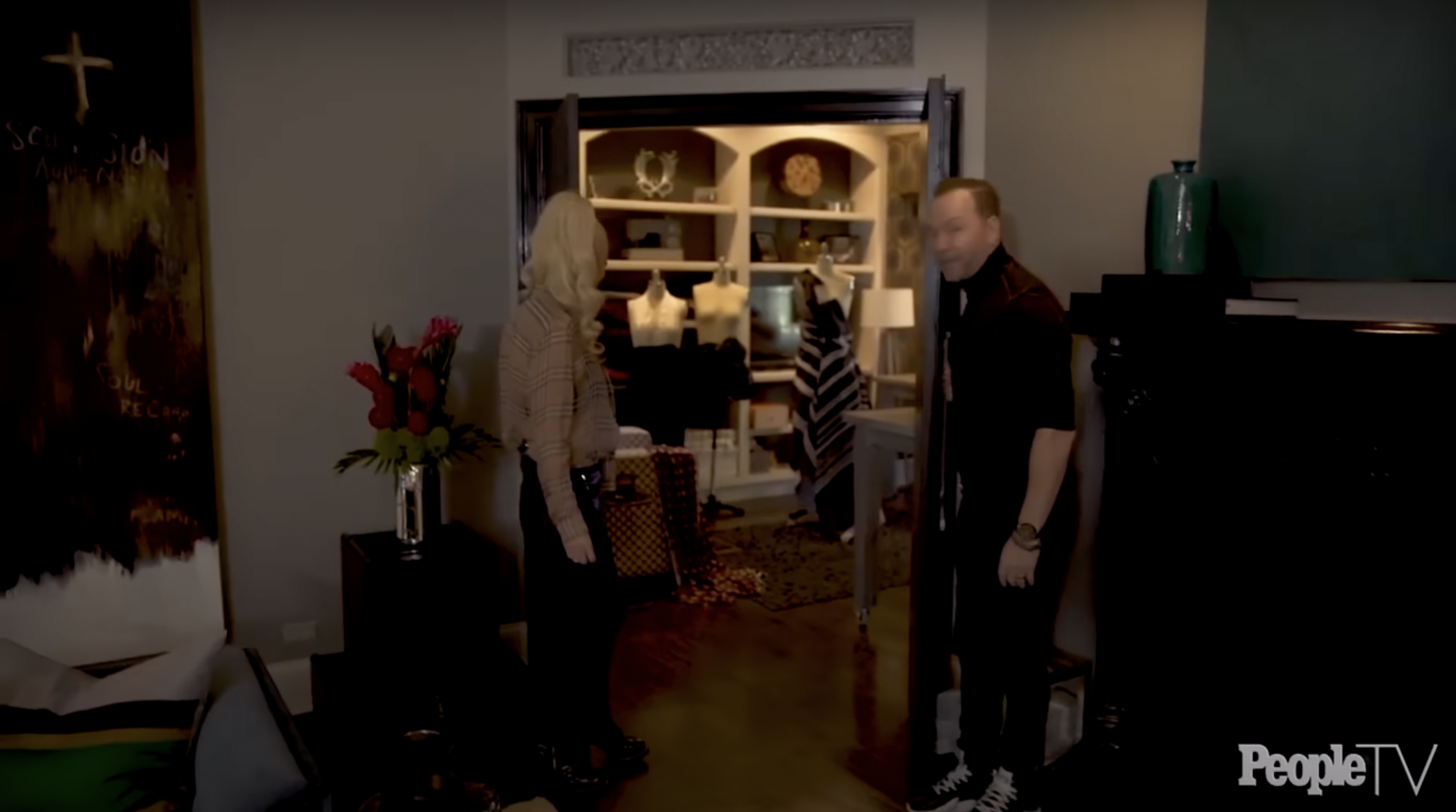 Jenny McCarthy and Donnie Wahlberg in their home from a video dated October 11, 2019. | Source: YouTube/people