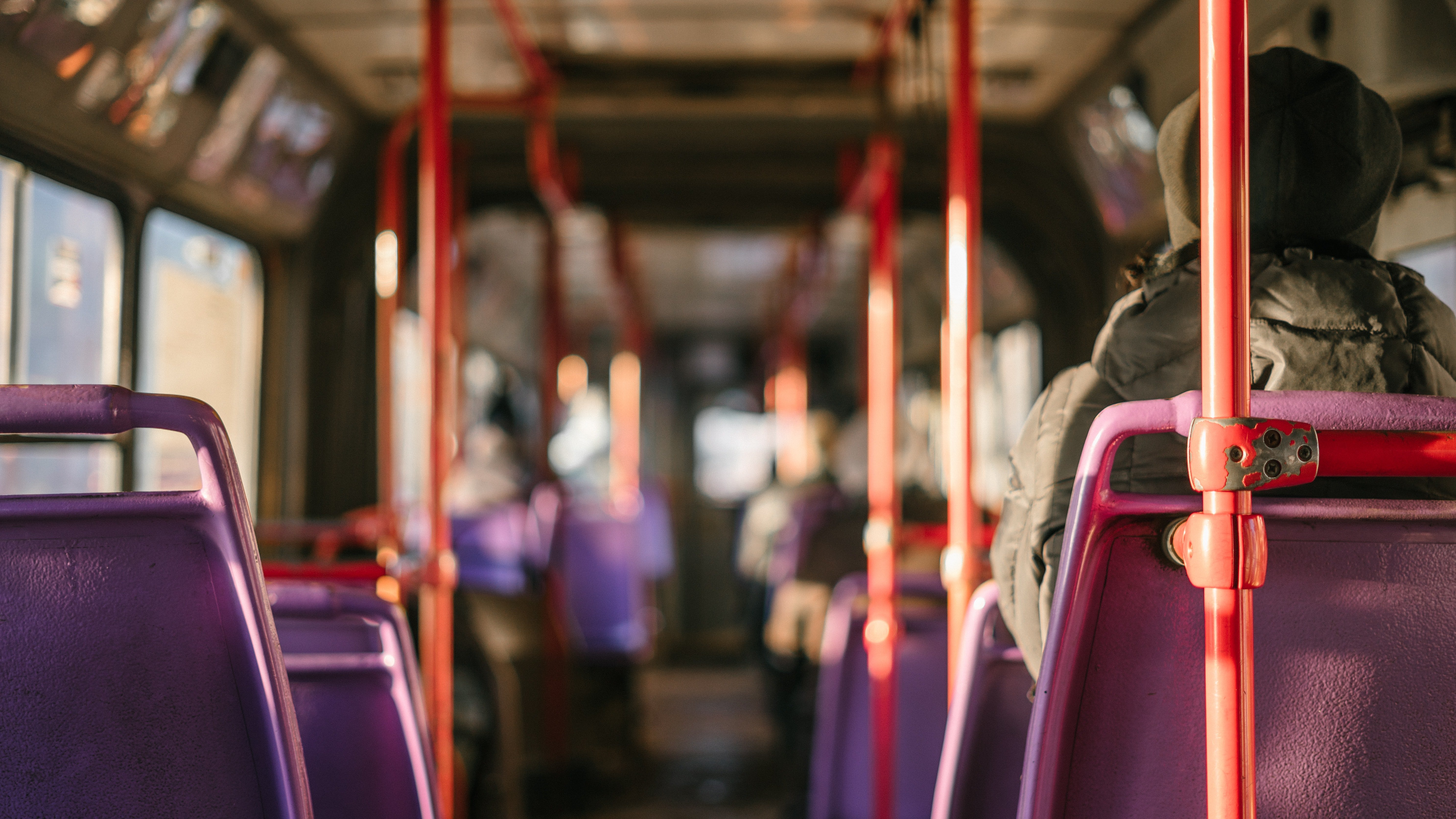 The girl noticed the bus was getting empty | Photo: Unsplash