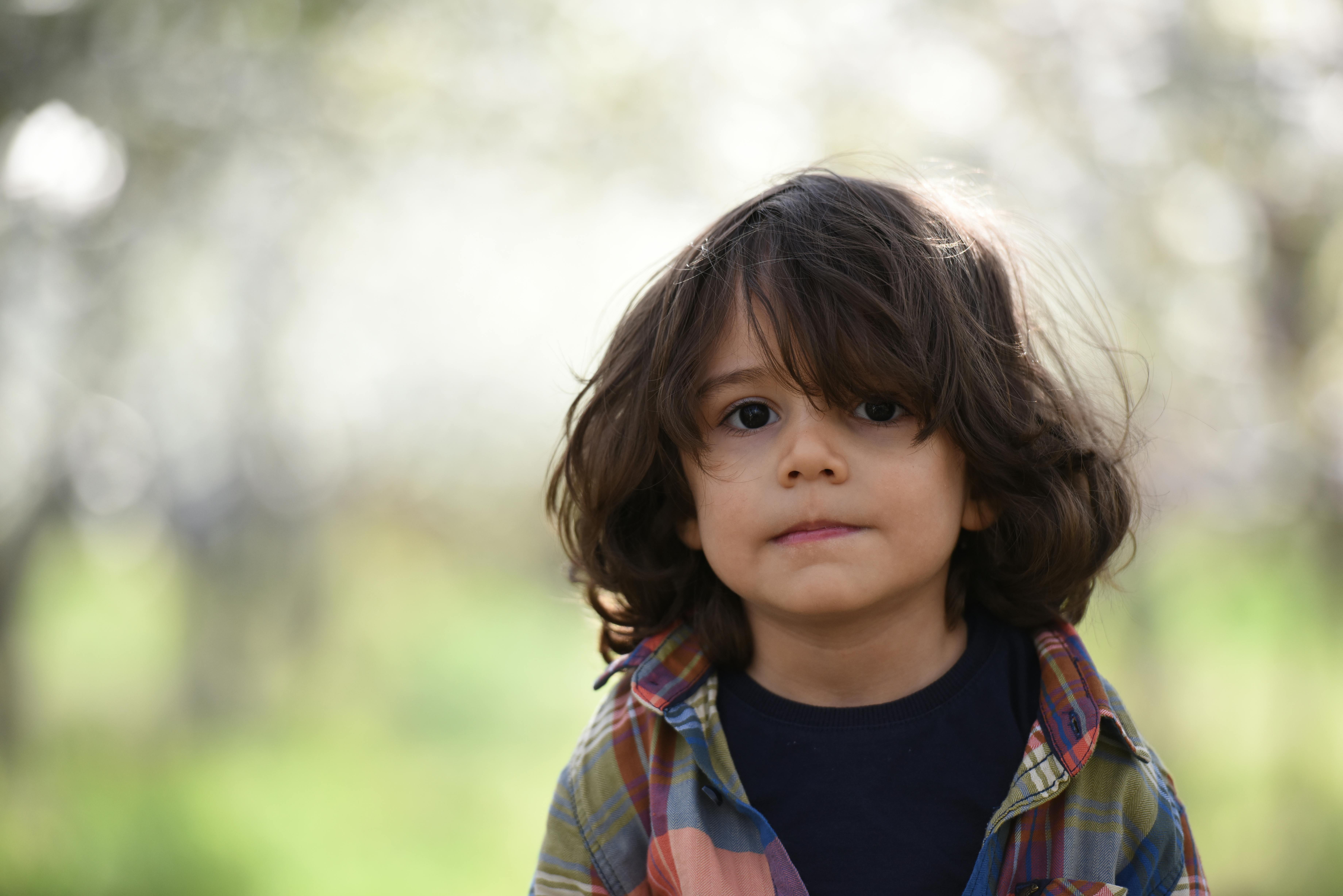 Young boy with a sad look | Source: Pexels