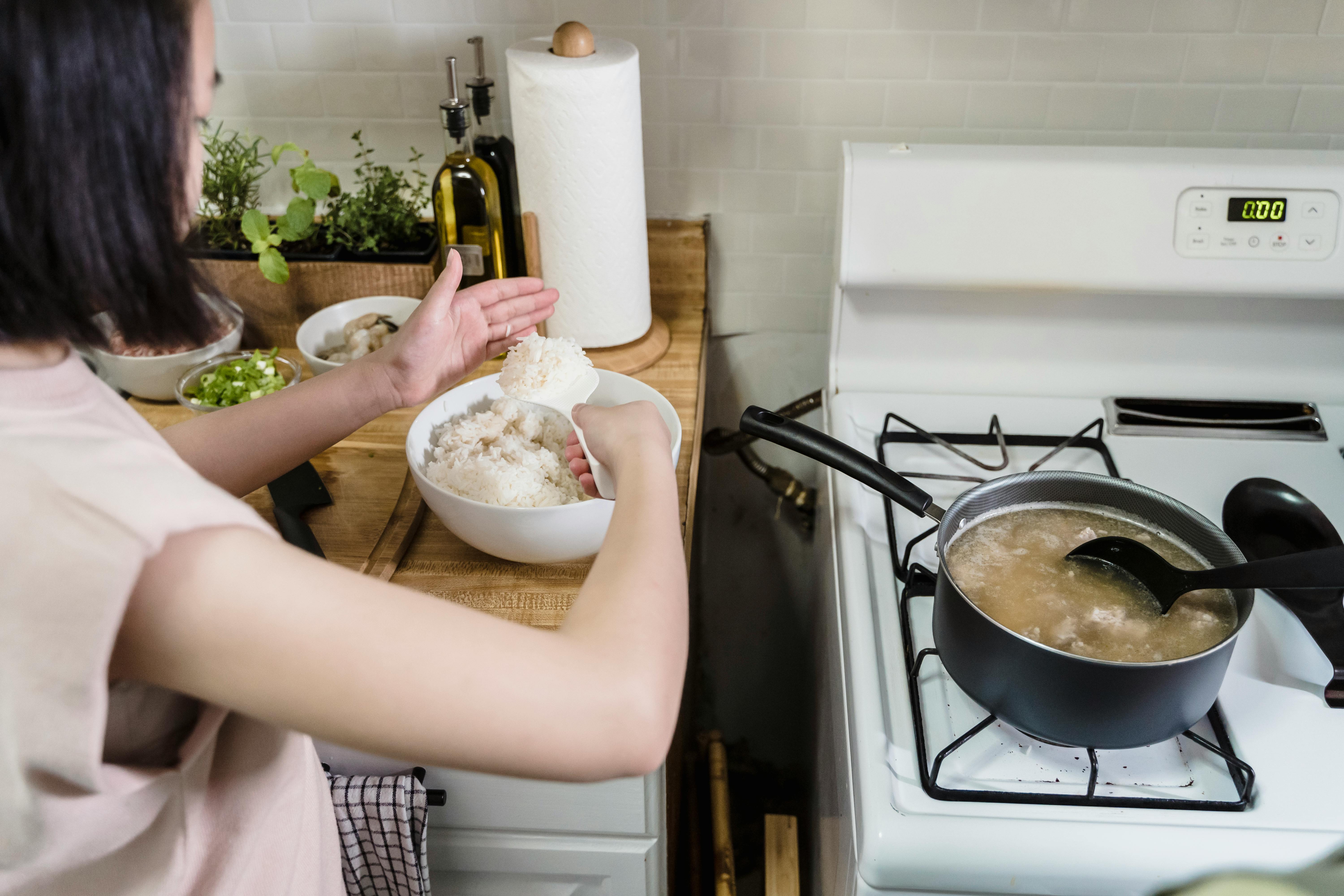 Woman cooking dinner | Source: Pexels