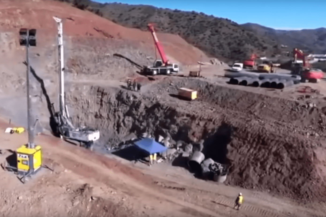Rescatistas realizando trabajos para sacar a Julen del pozo en Totalán, España. | Imagen: YouTube/Videos Virales