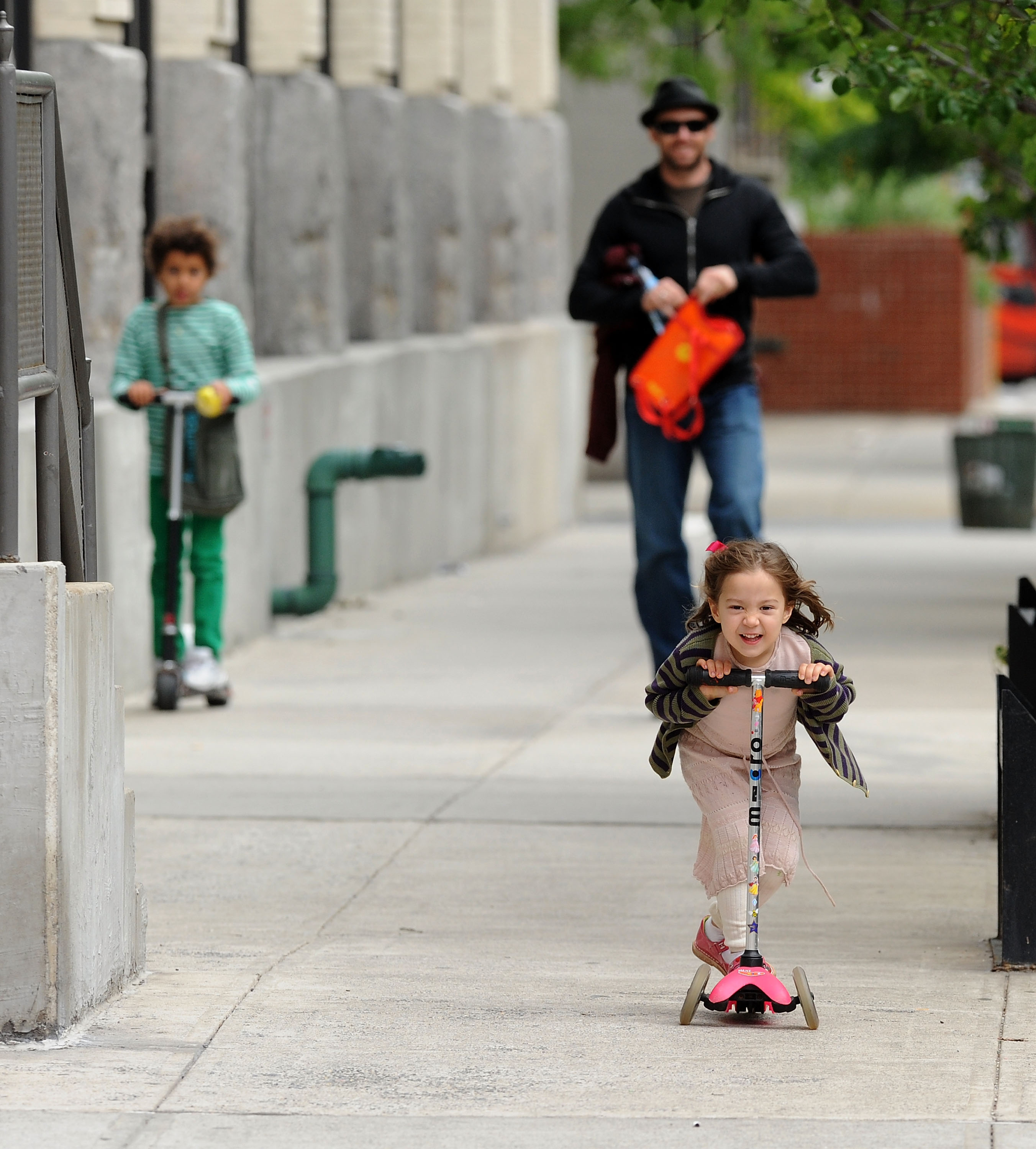 Hugh Jackman walks with Oscar and Ava in New York City on May 18, 2009 | Source: Getty Images